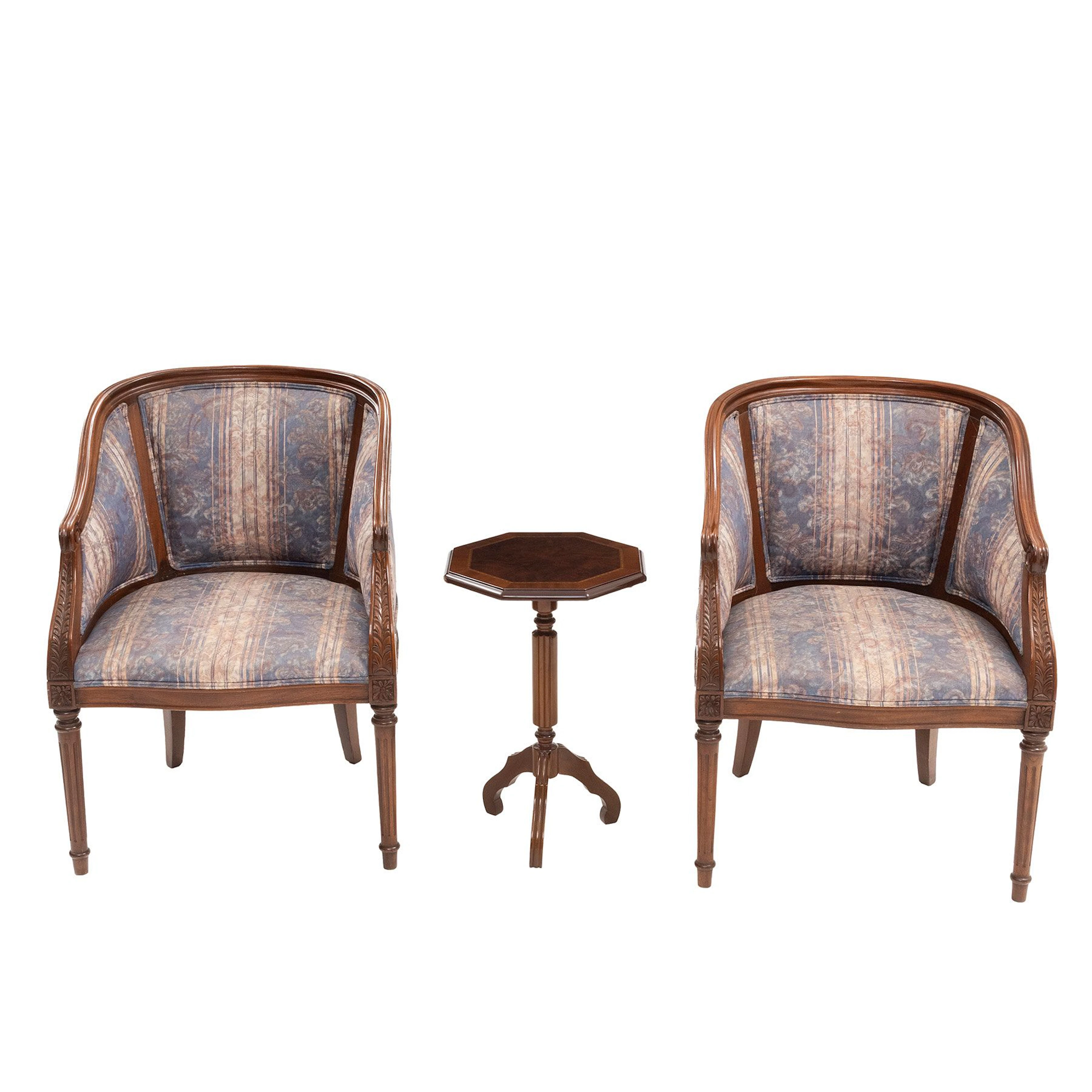 PAR DE SILLONES Y MESA AUXILIAR, SXX. En madera laqueada. Respaldos