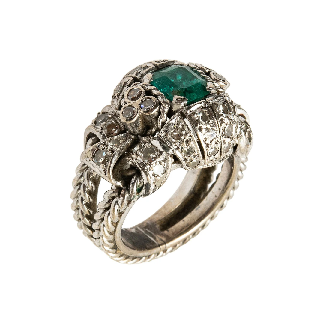 ANILLO CON DIAMANTES Y ESMERALDA EN ORO AL PALADIO MEDIO
