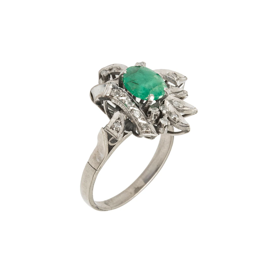 ANILLO CON ESMERALDA CORTE OVAL Y DIAMANTES EN PLATA PALADIO