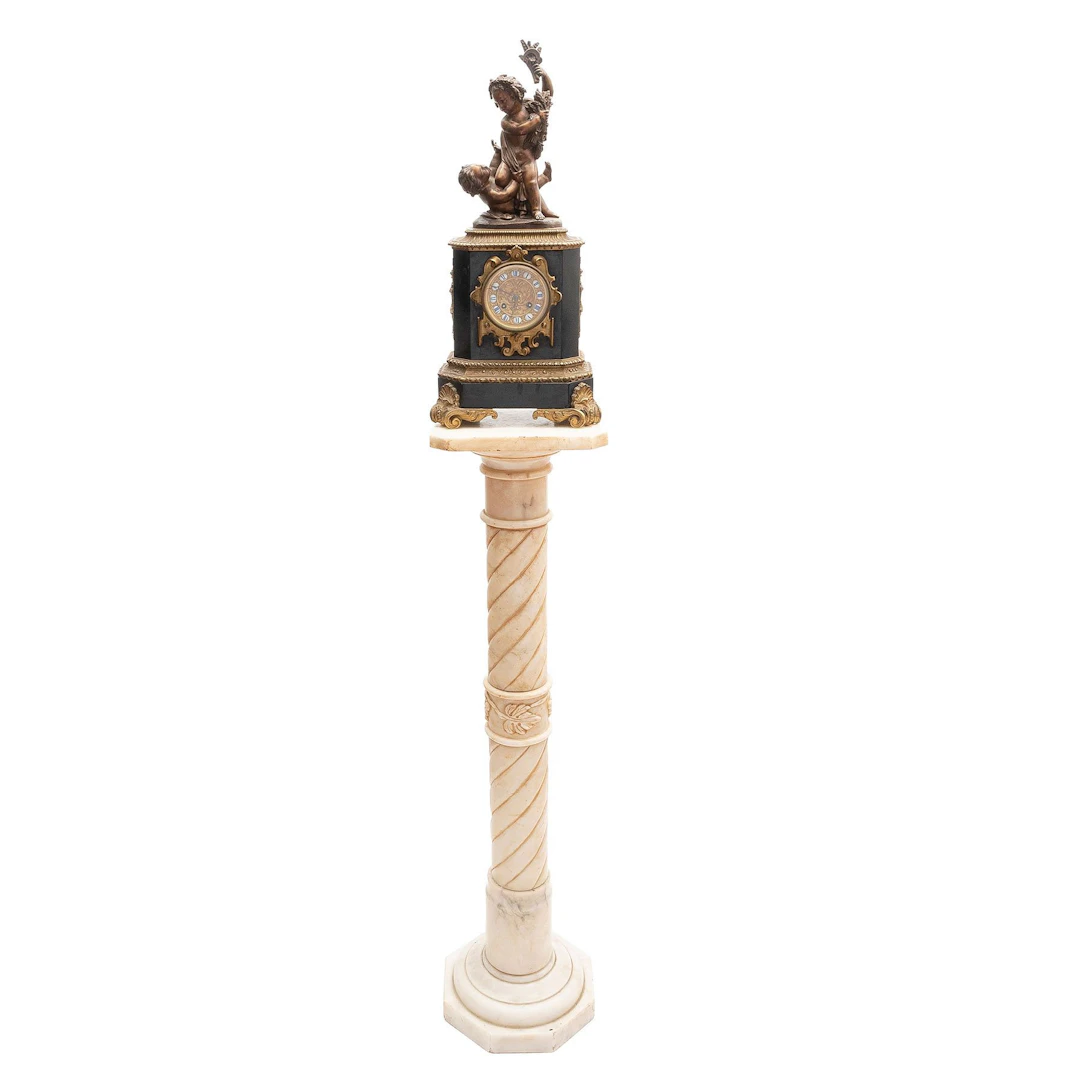 RELOJ DE CHIMENEA FRANCIA, CA. 1900. Mármol negro, aplicaciones de
