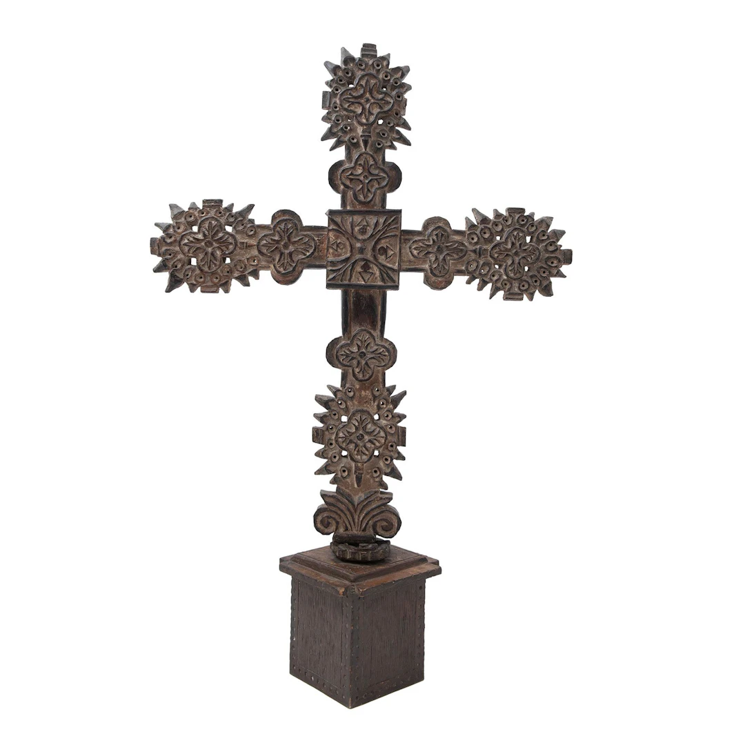 CRUZ PROCESIONAL. GUATEMALA, SXIX. Madera, decoración profusamente