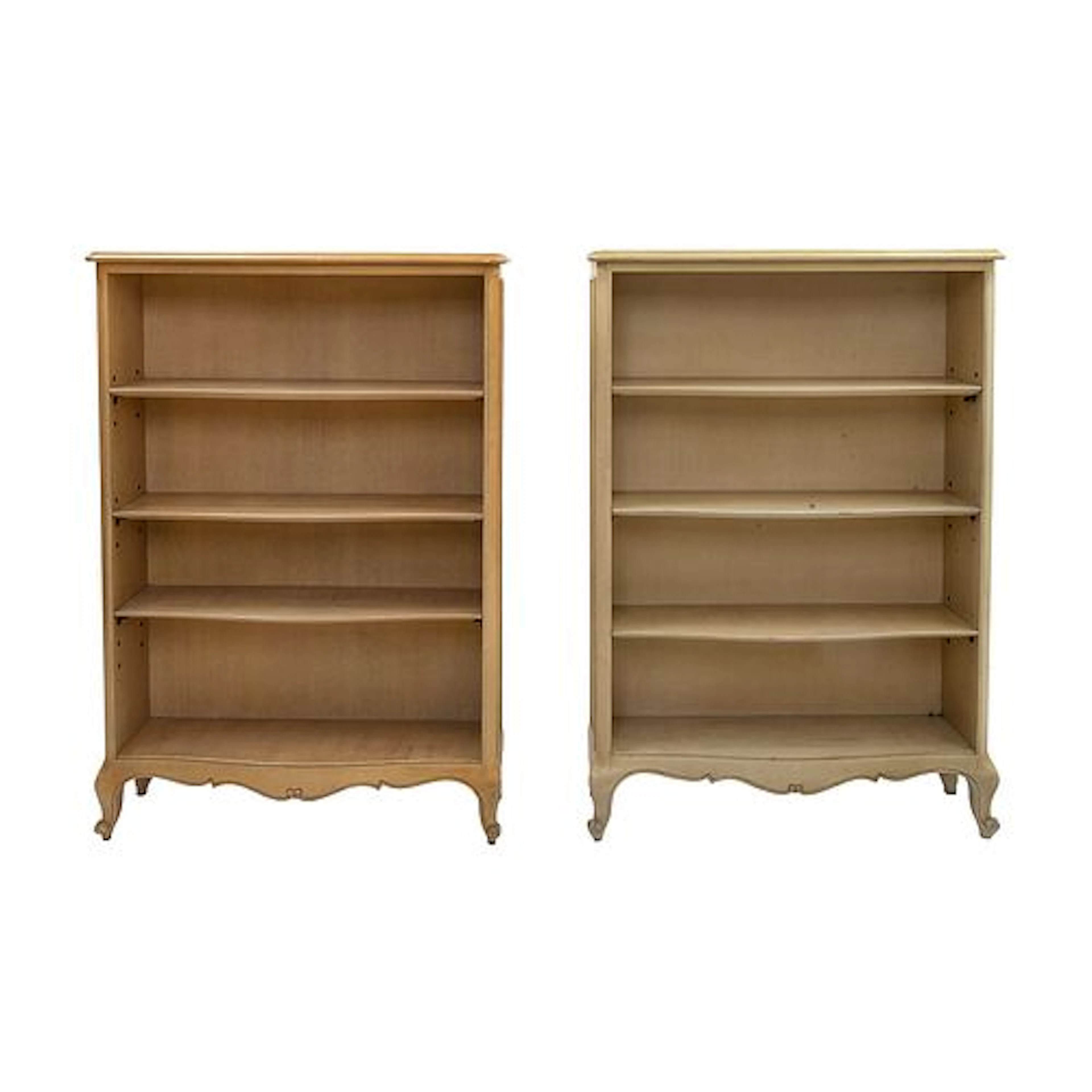 PAR DE LIBREROS, SIGLO XX. Elaborados en madera policromada. Cubierta