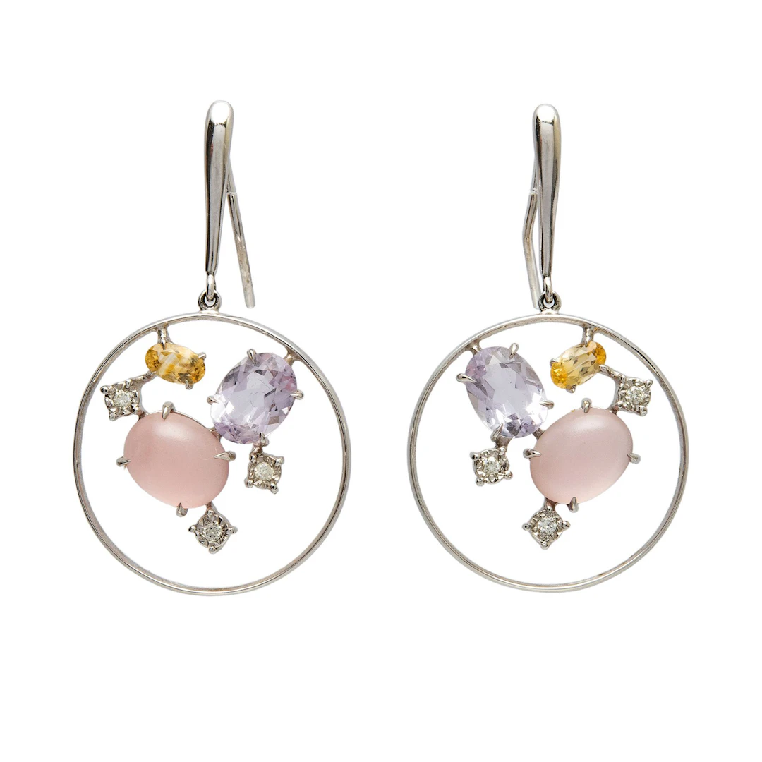 PAR DE ARETES CON CUARZOS Y DIAMANTES EN ORO BLANCO DE 18K. Peso: 6.6 g