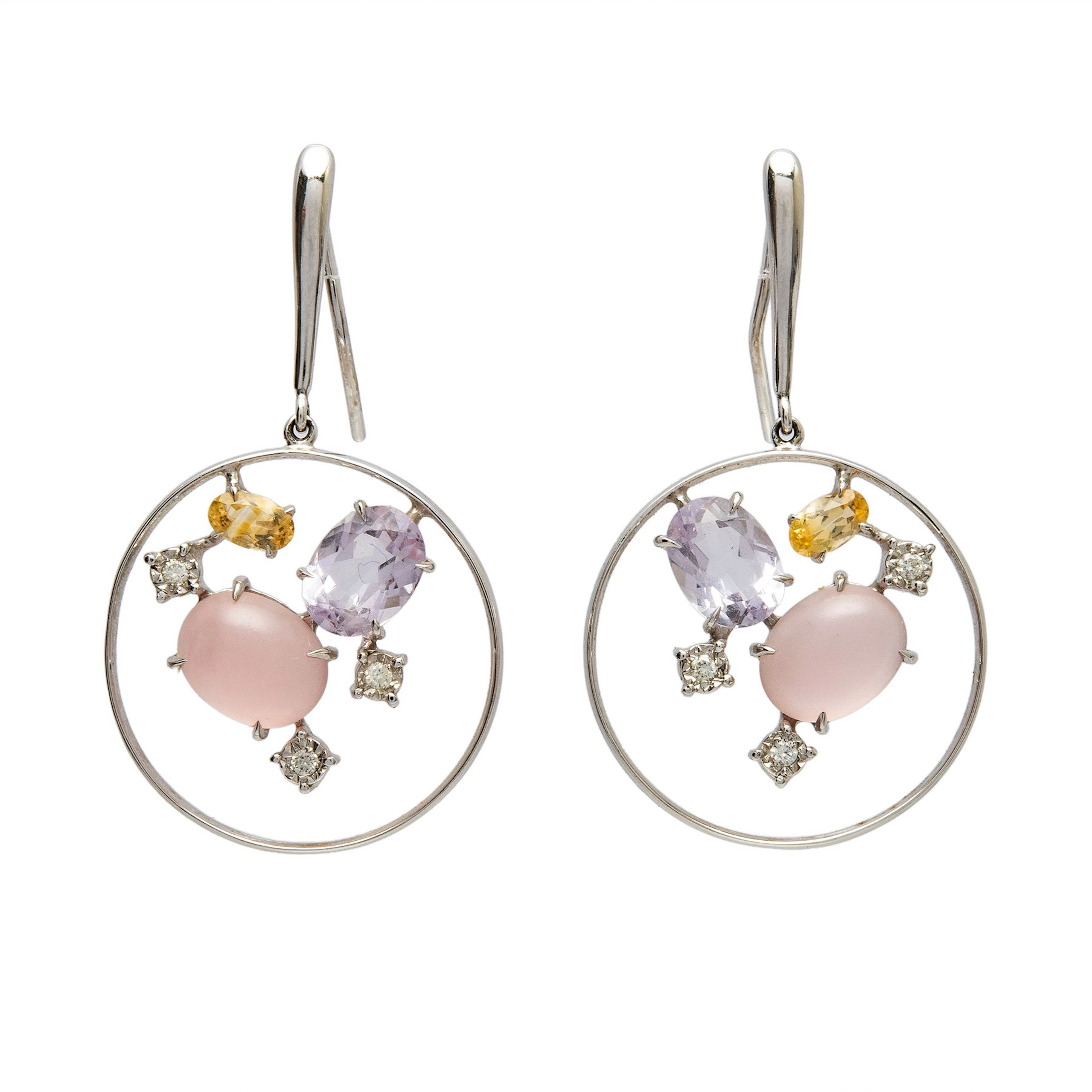 PAR DE ARETES CON CUARZOS Y DIAMANTES EN ORO BLANCO DE 18K. Peso: 6.6 g