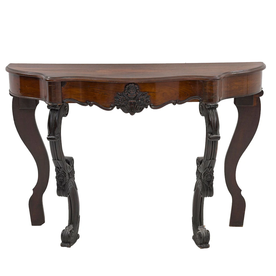 MESA CONSOLA, SXX. Estilo Rococó. En madera laqueada. Cubierta irregular