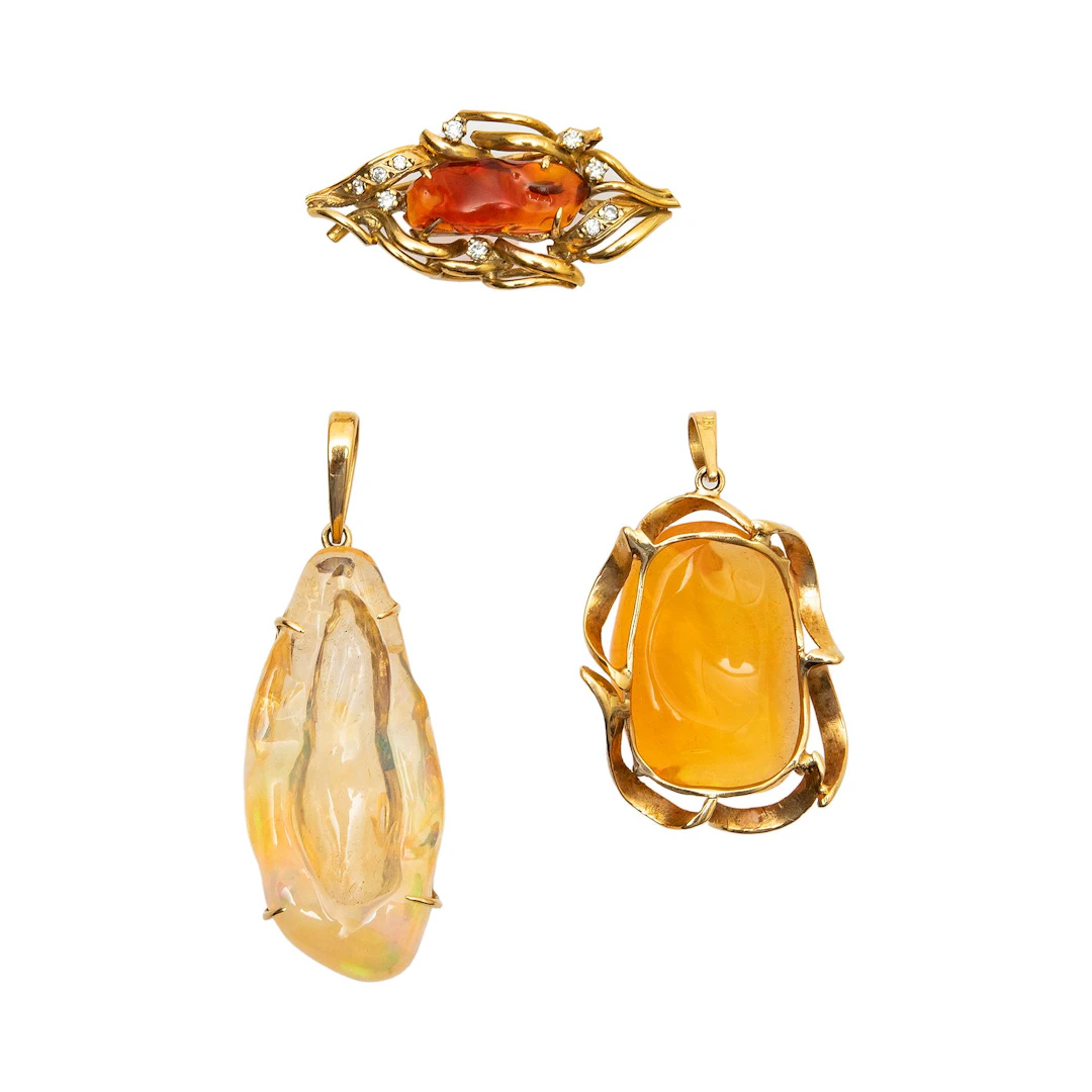 DOS PENDIENTES Y UN PENDIENTE / PRENDEDOR CON ÓPALOS Y DIAMANTES EN
