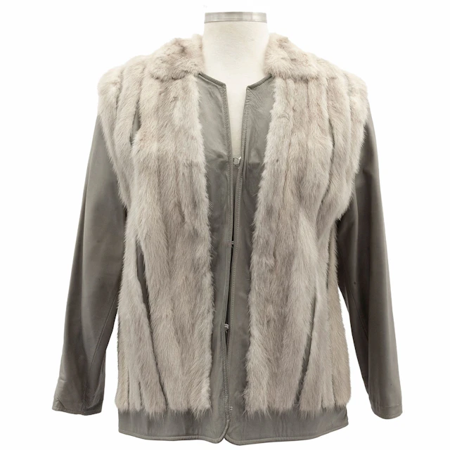 CHAQUETA. SXX. Elaborado en piel, tono gris, con aplicaciones de mink;