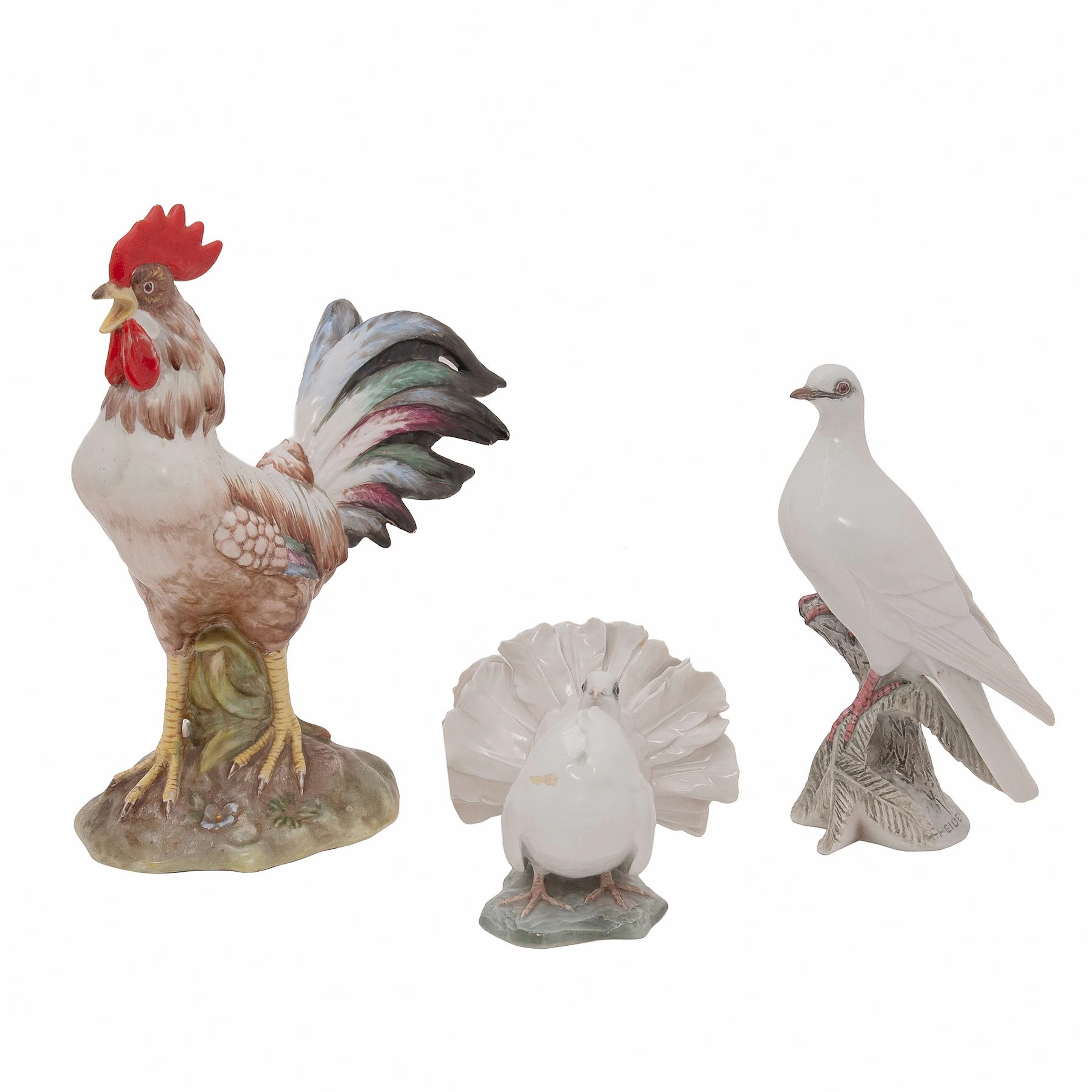 PAR DE PALOMAS Y GALLO. ITALIA Y ALEMANIA, SXX. Elaborados en porcelana