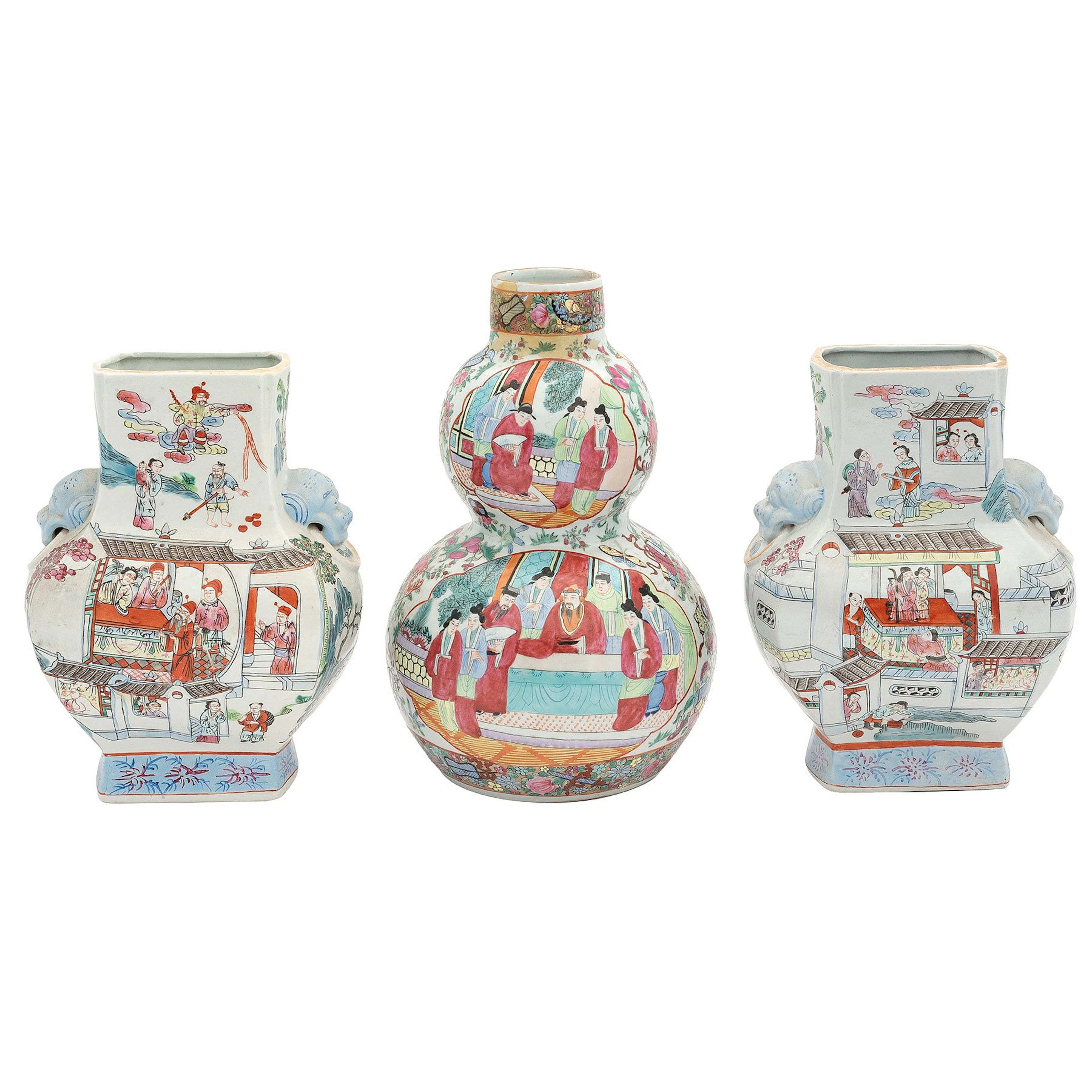 JARRONES CHINA, SIGLO XX Elaborados en porcelana tipo Familia Rosa