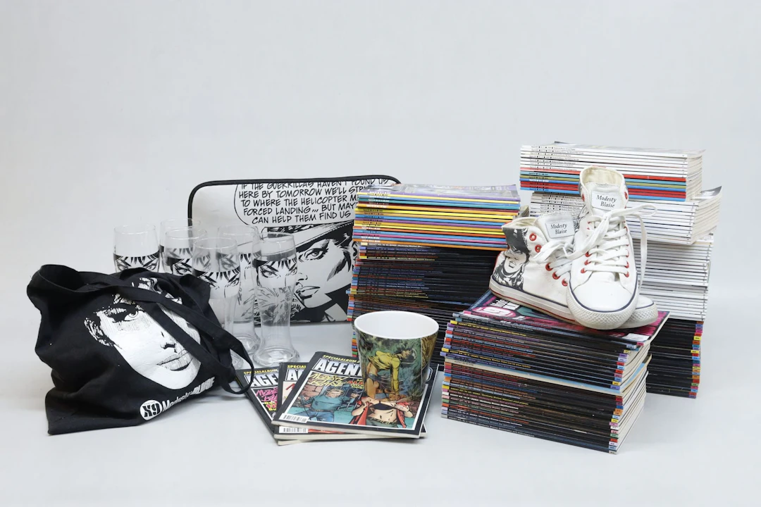 Samling Modesty Blaise/Agent X9, tidningar 2002-2024, sneakers, laptopväska