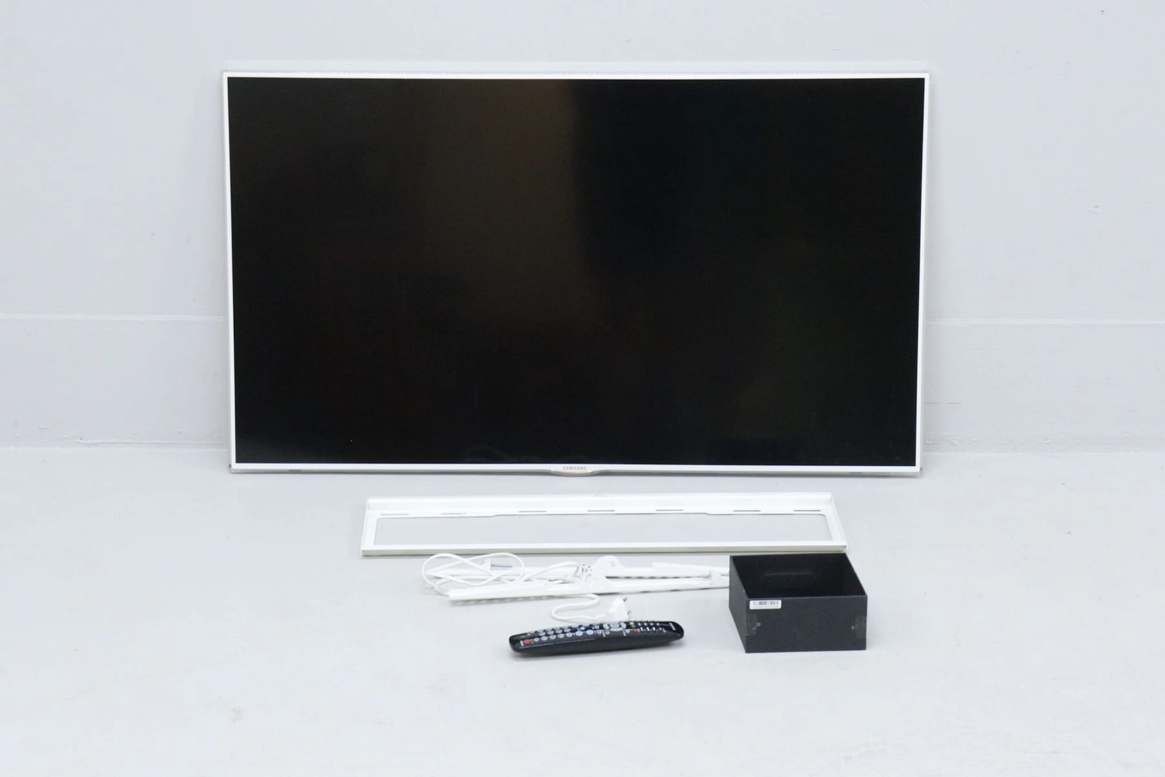 TV, 46", Samsung, vit, med väggfäste och fjärrkontroll