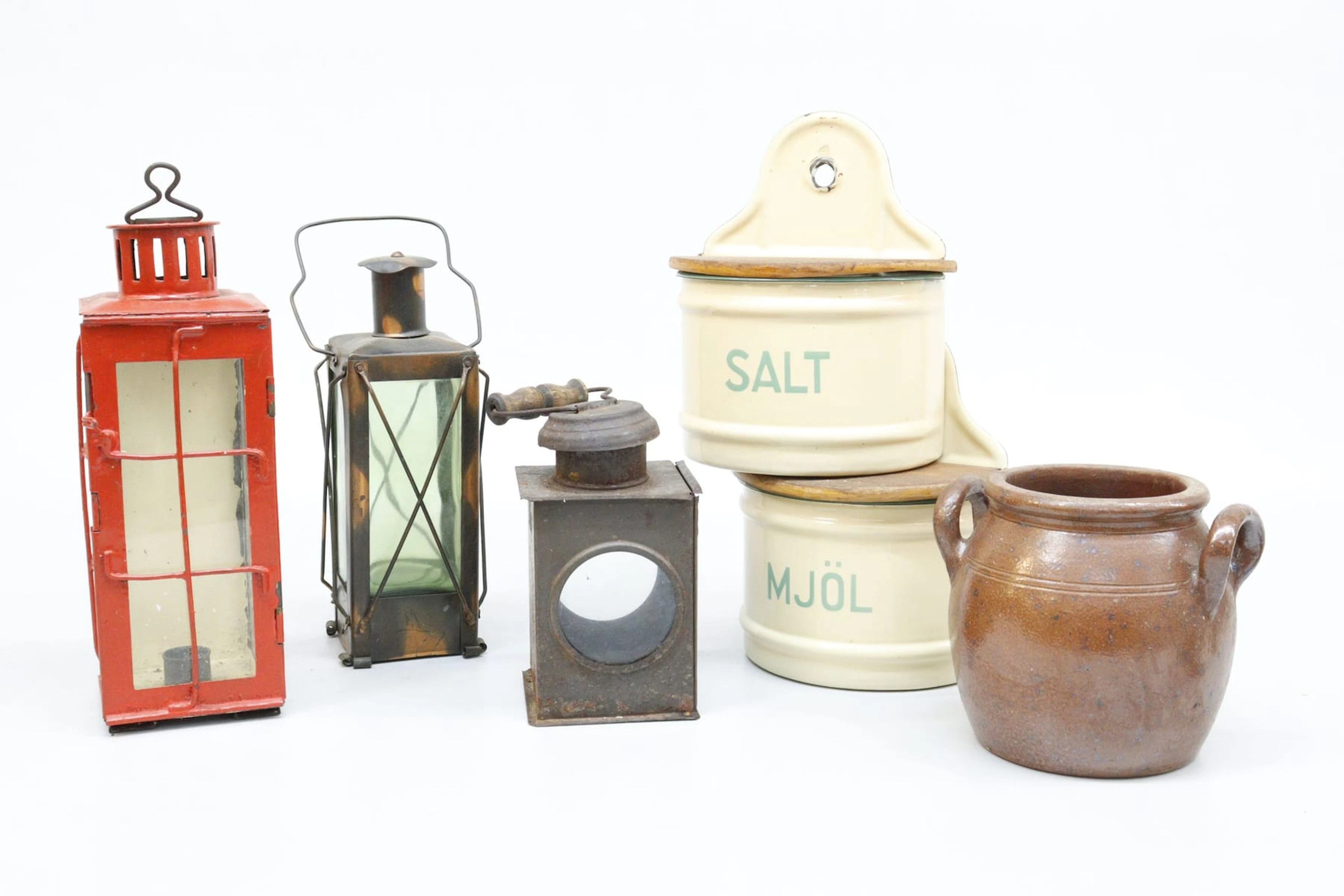Lyktor, plunta, krus och salt- och mjöllådor, emaljerat