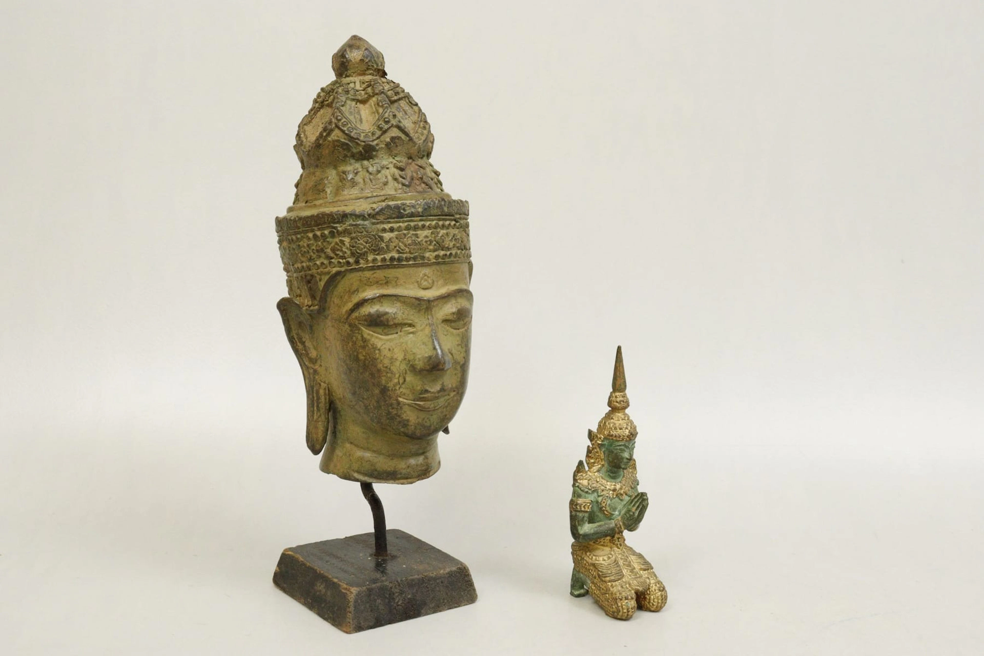 Skulpturer, 2st, patinerad brons, Buddha