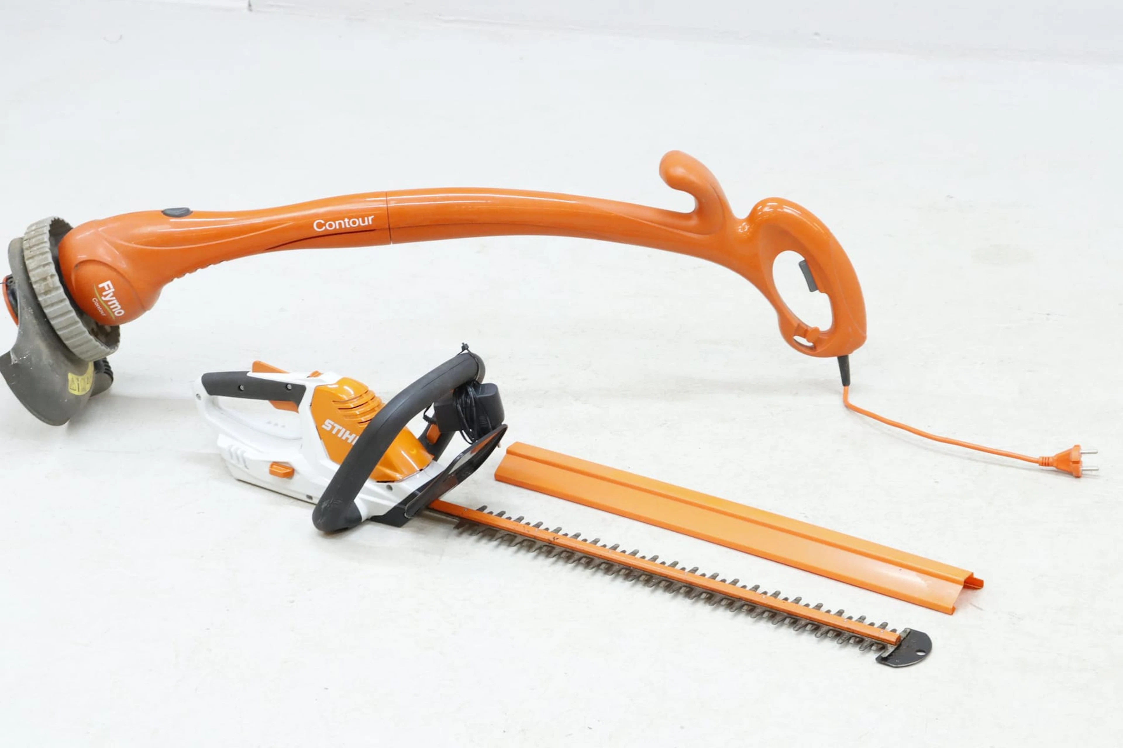 Häcksax, laddbar, Stihl, samt trimmer, Flymo, eldriven