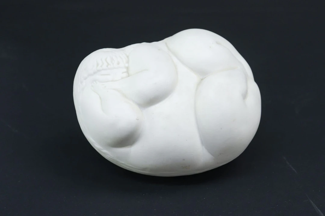 Skulptur, Ricardo Mesa, biskviporslin, signerad