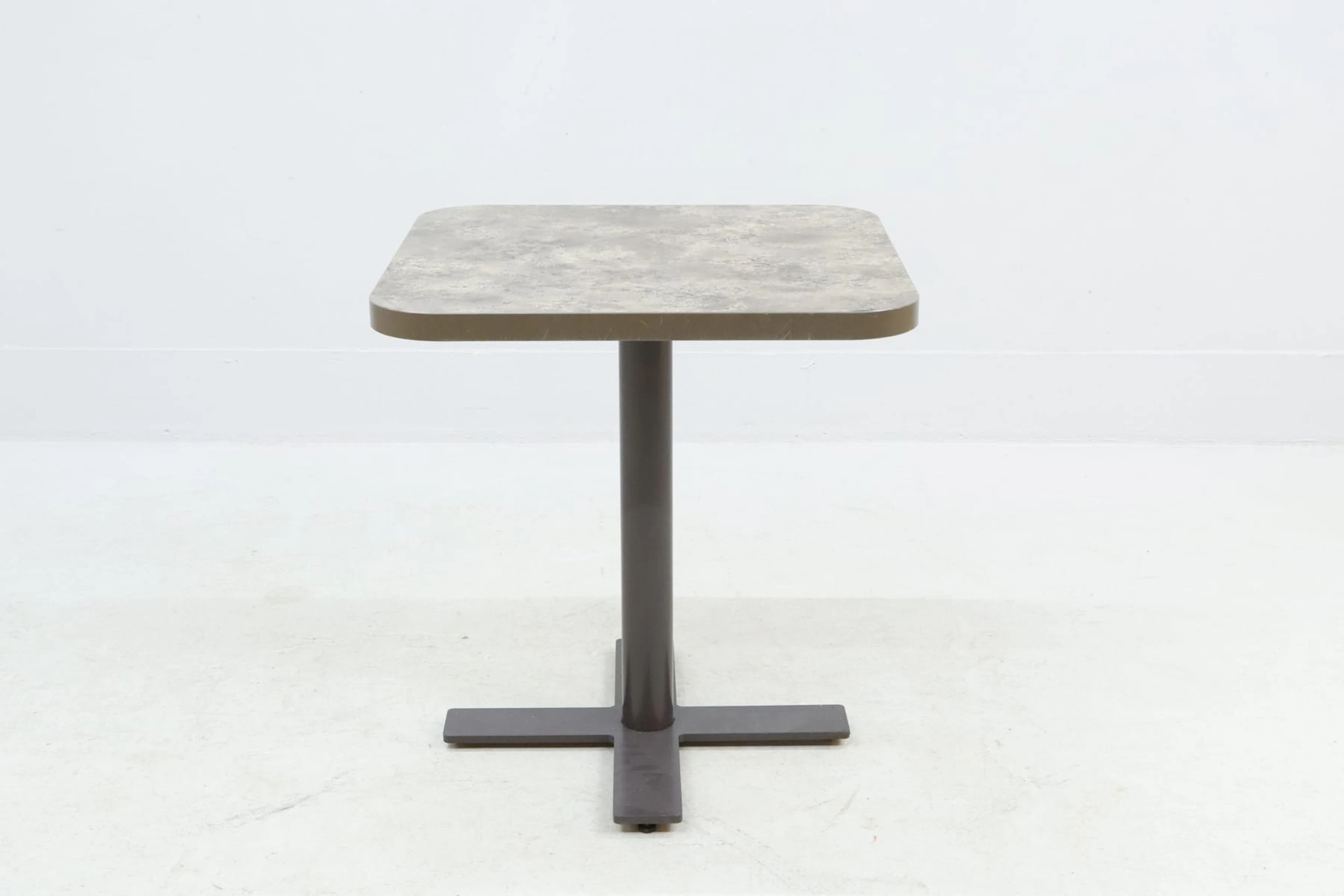 Cafébord, metallstativ med marmorimitation
