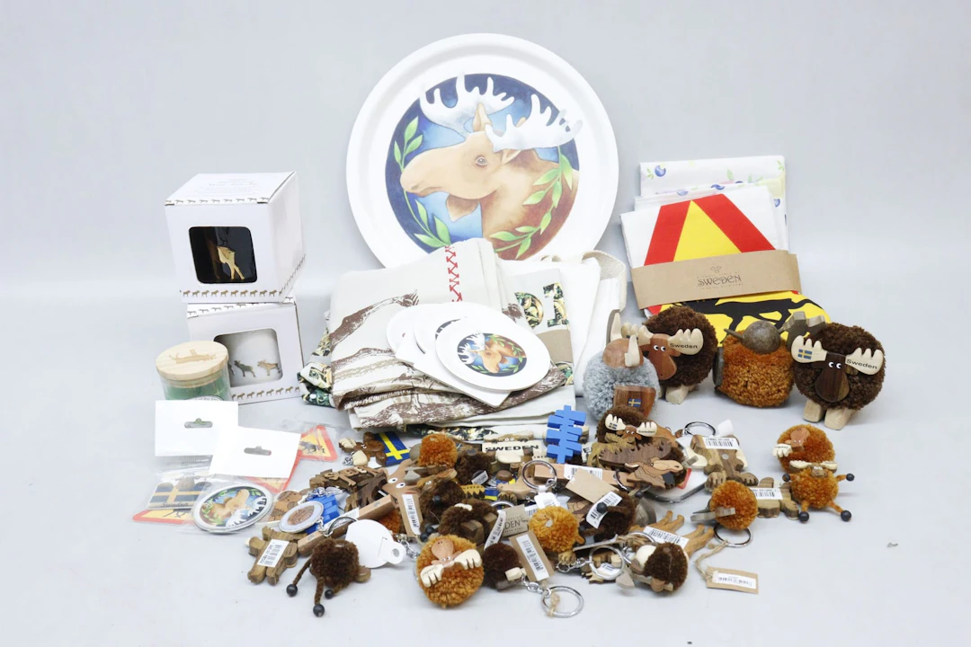 Parti älgsouvenirer, nyckelringar, påsar, muggar mm