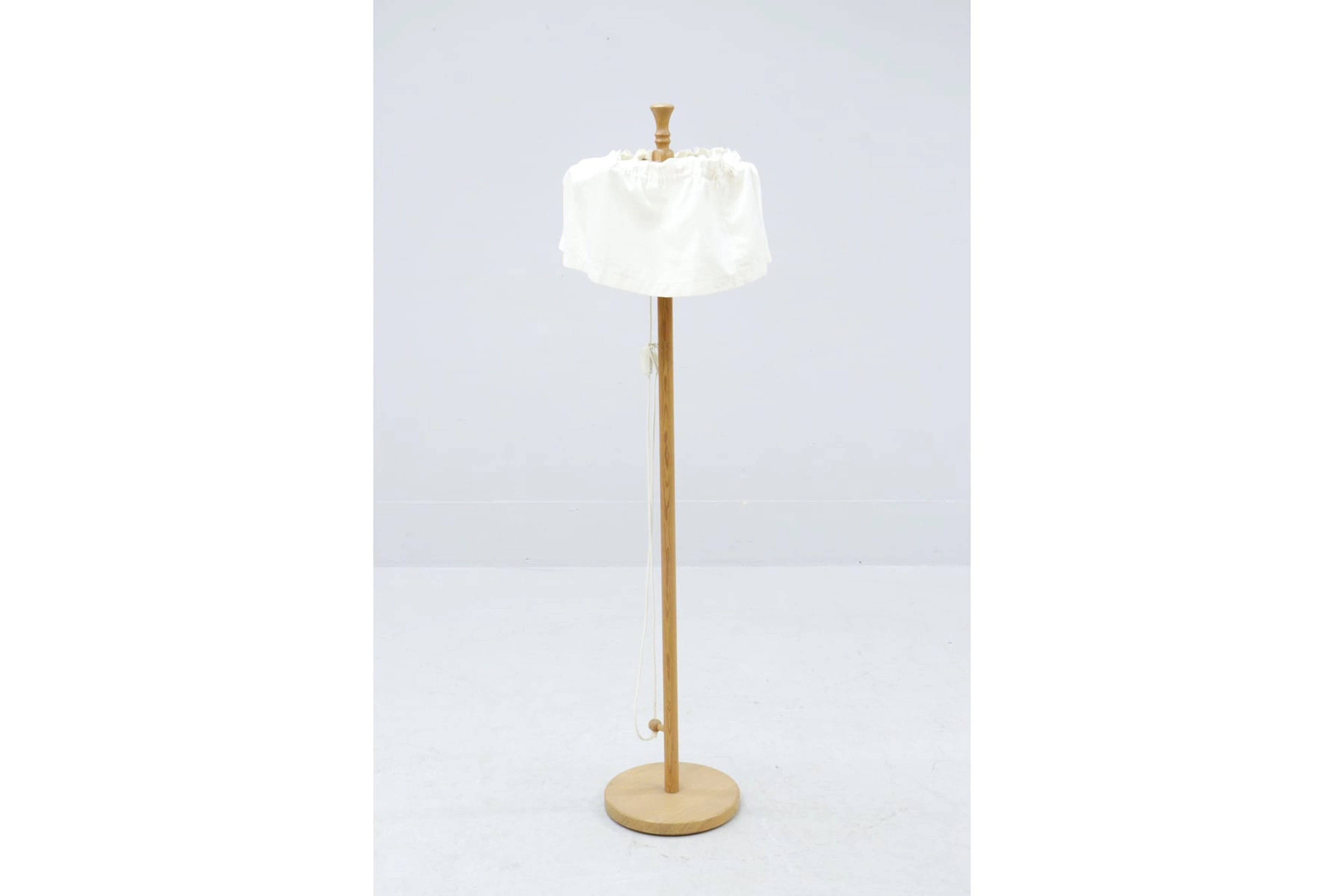 Golvlampa, Yngve Ekström, "Lystella", furu,1970-tal, etikettmärkt