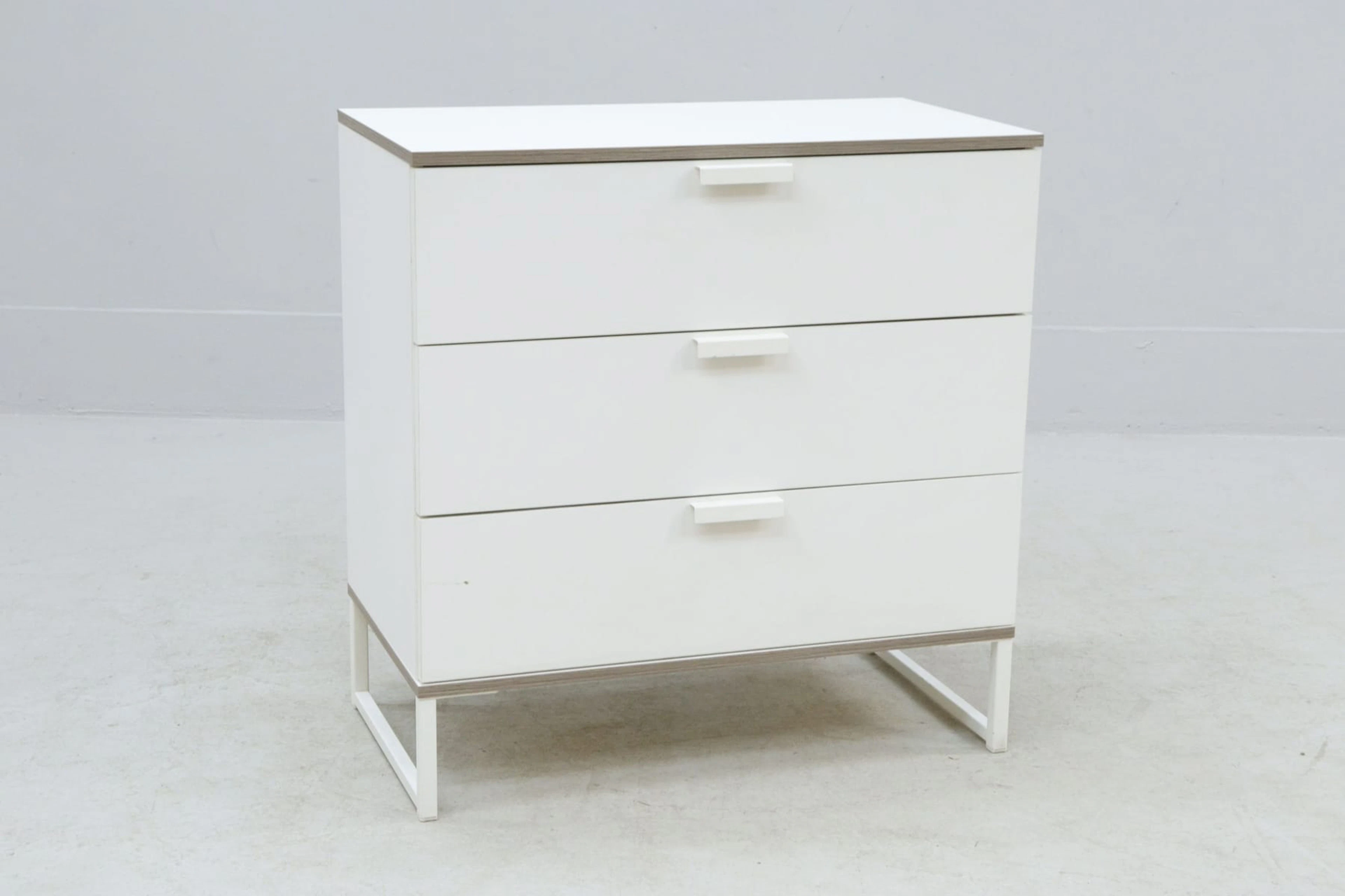 Byrå, 3-lådig, vit, på metallben, Ikea