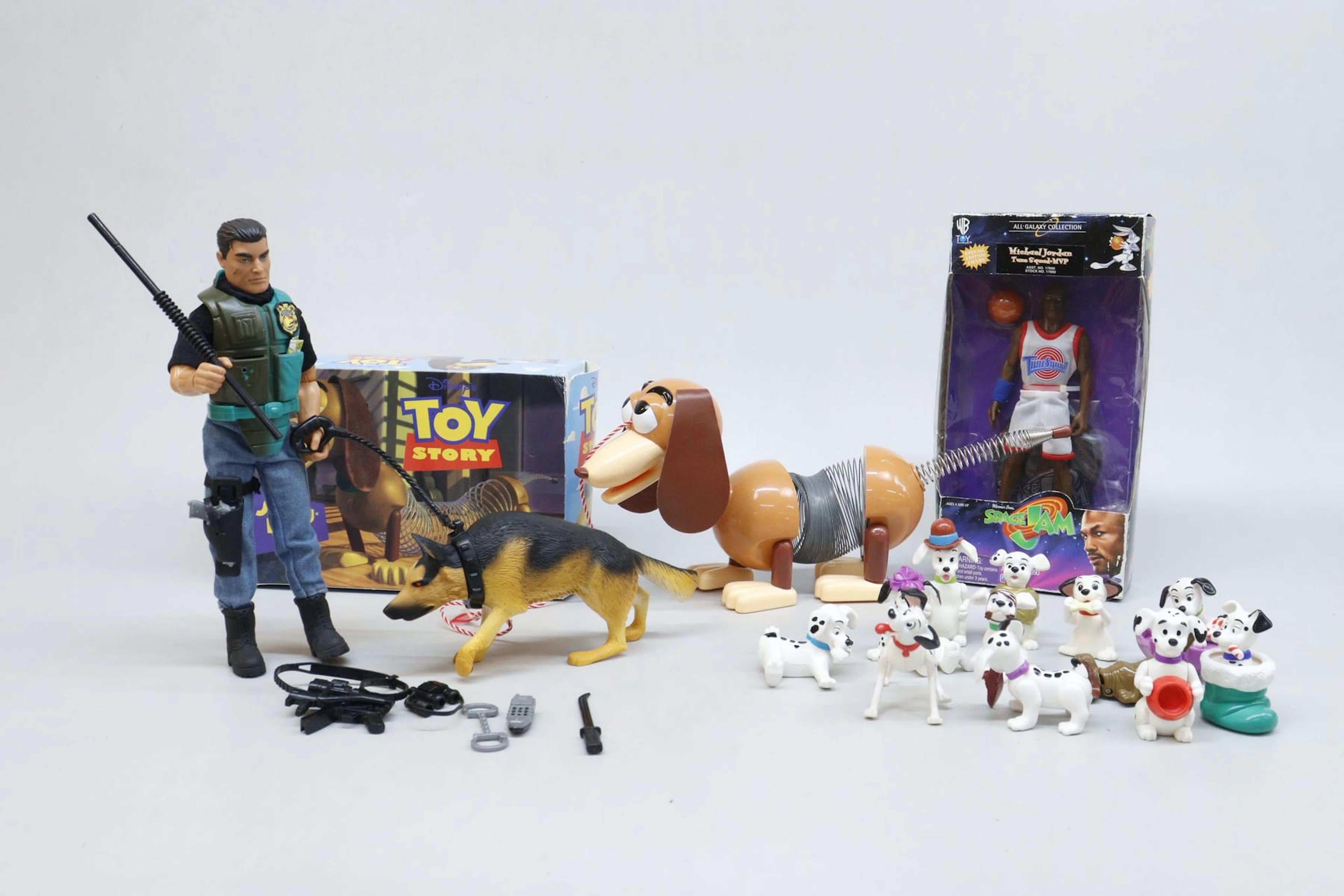 Leksaksfigurer från Toy Story, 101 dalmatiner, Michael Jordan-docka mm