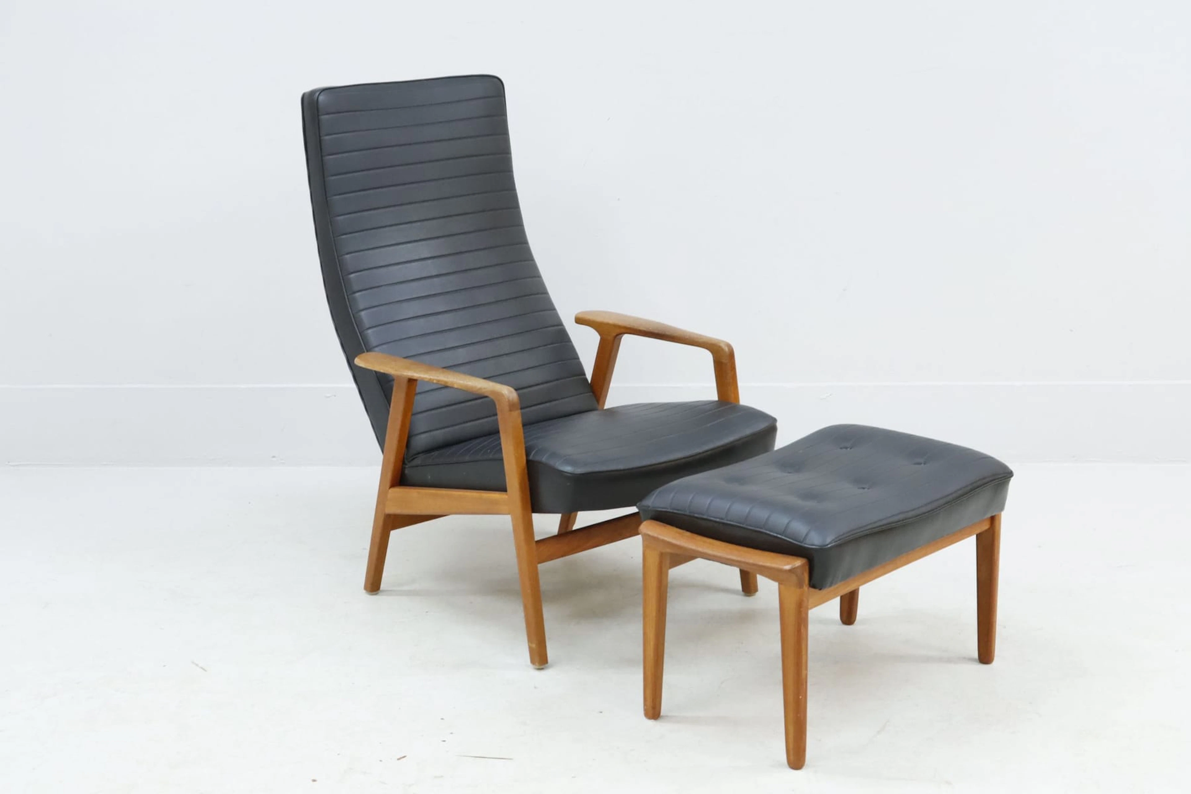 Fåtölj med fotpall, teak och galon, 1960-tal