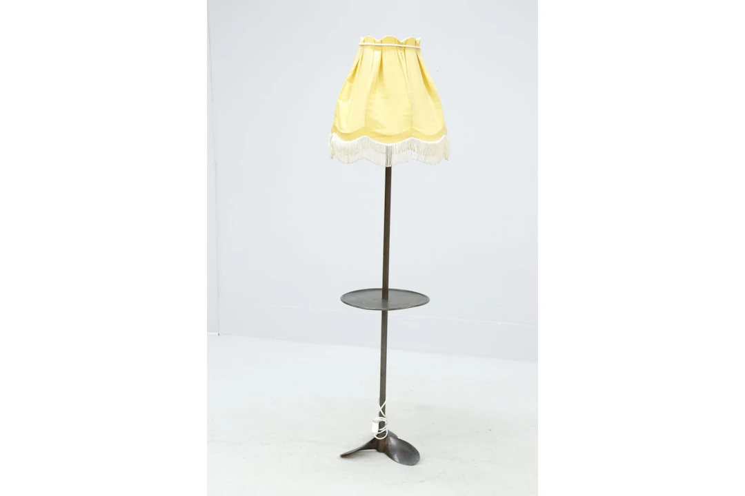 Golvlampa med metallbord och propellerfot
