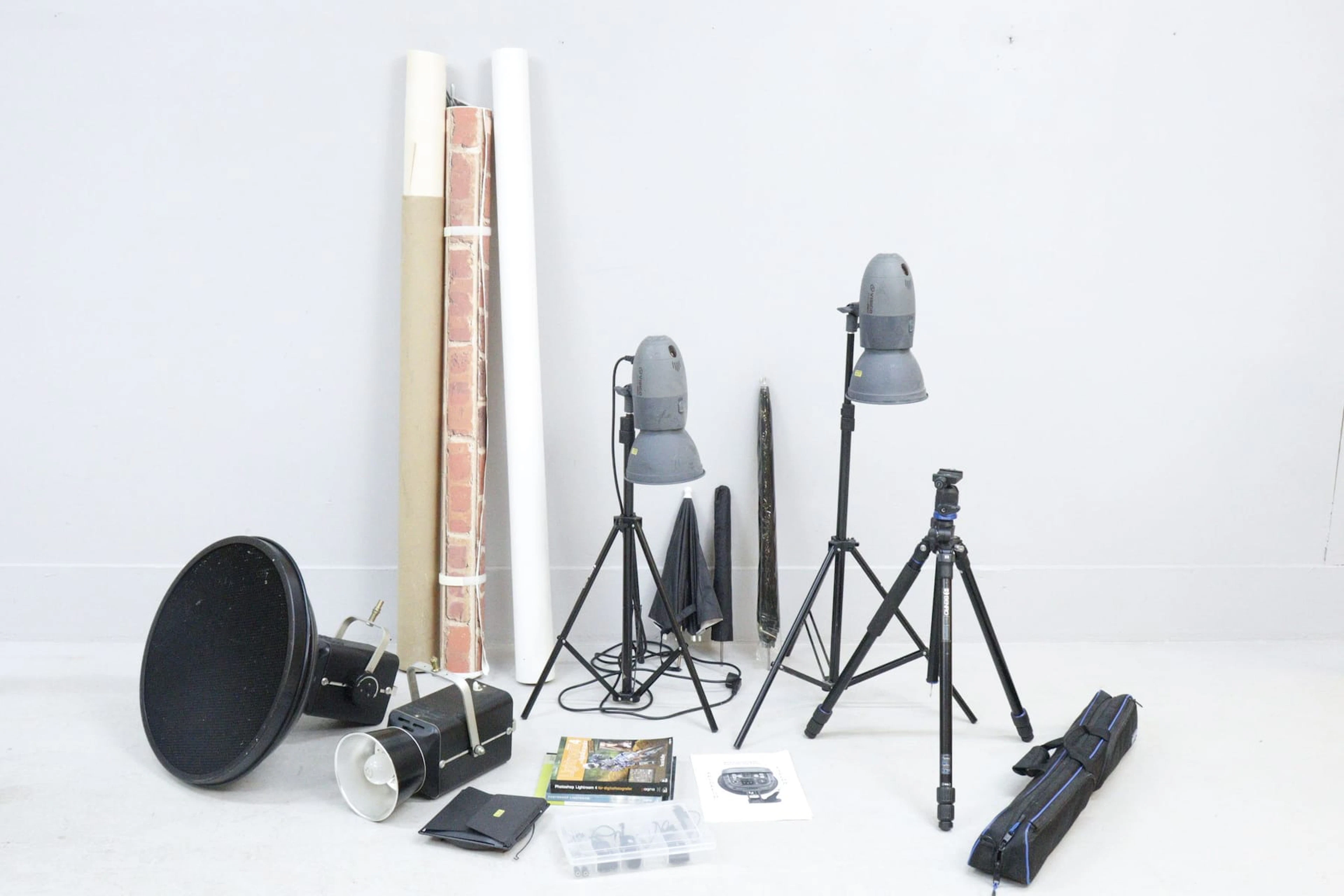 Äldre utrustning till fotostudio, lamporr, bakgrunder mm