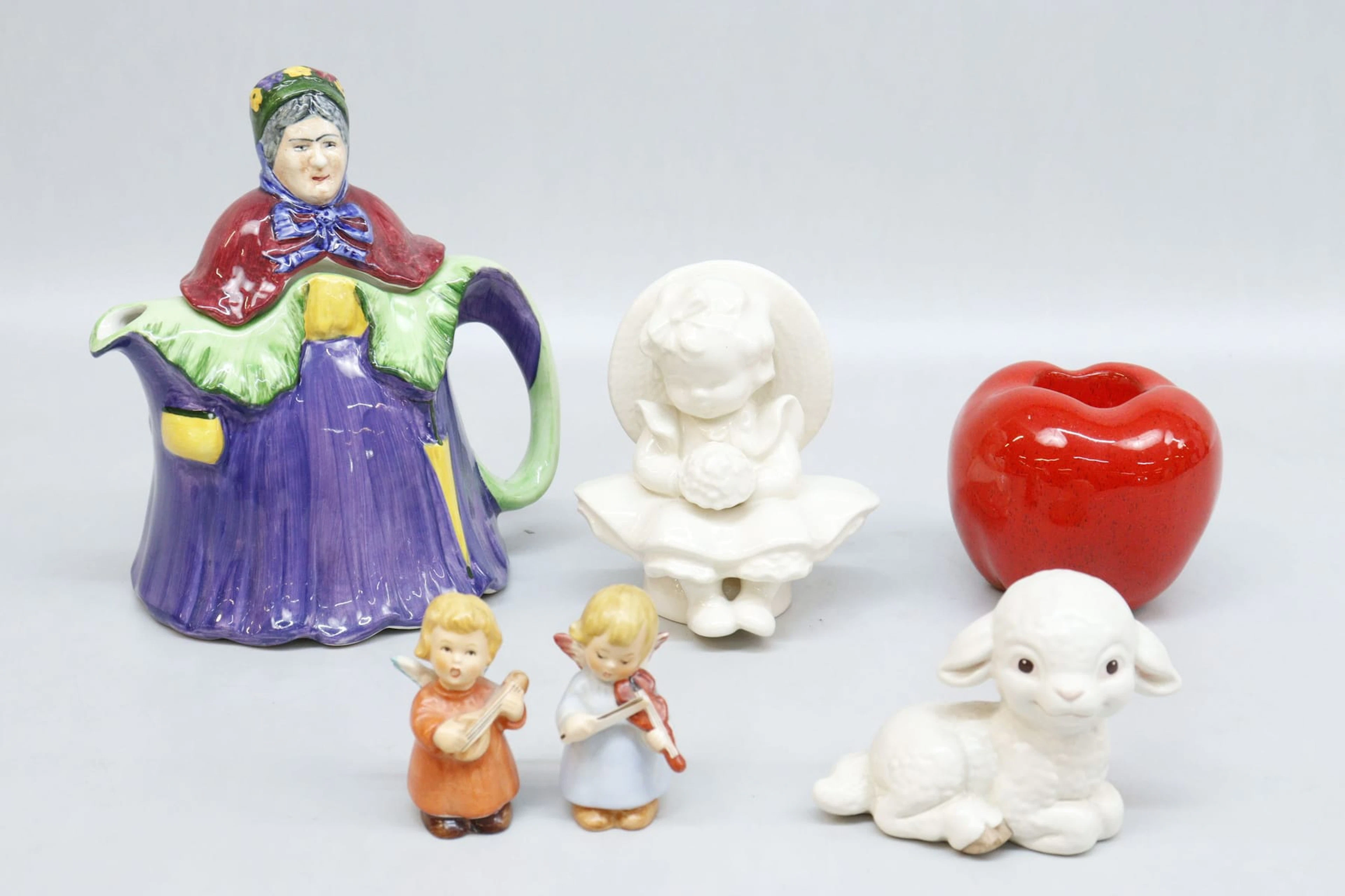 Figuriner, tekanna, England, och ljuslykta, bla Goebel och Rolf Berg