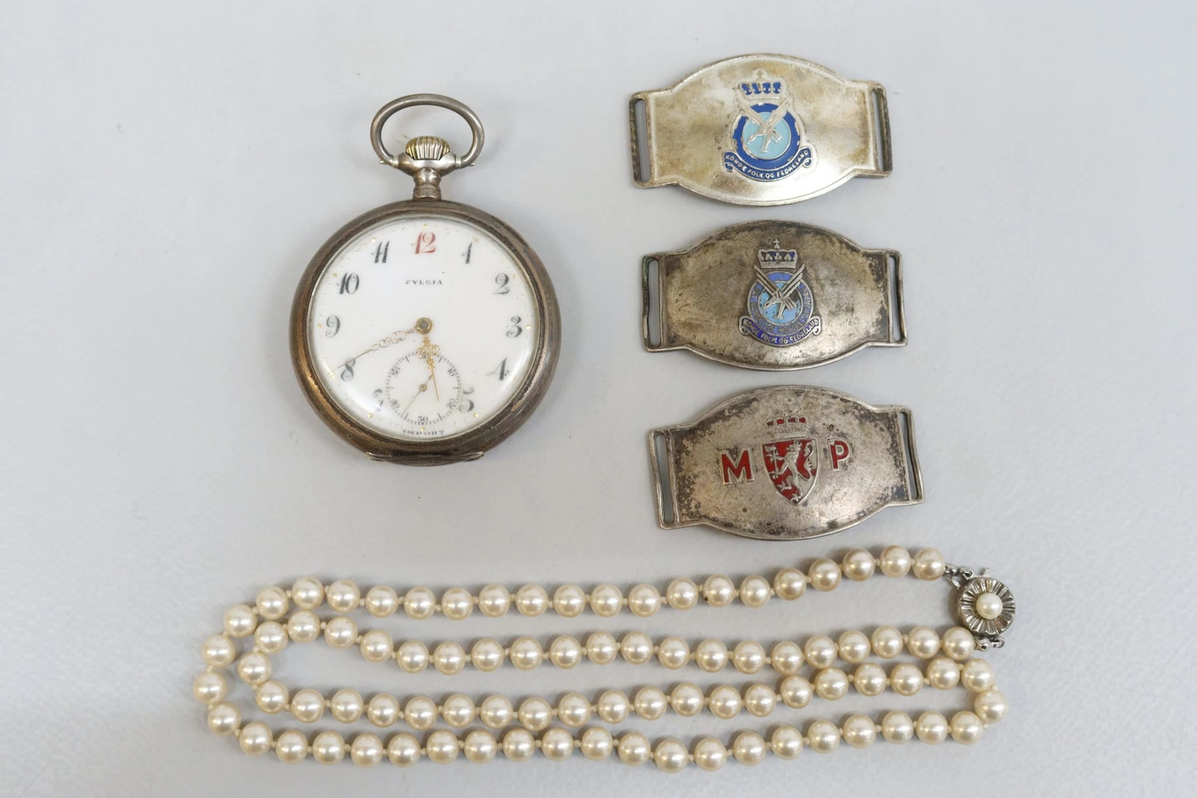 Namnbrickor, Norge, pärlhalsband och fickur i silver