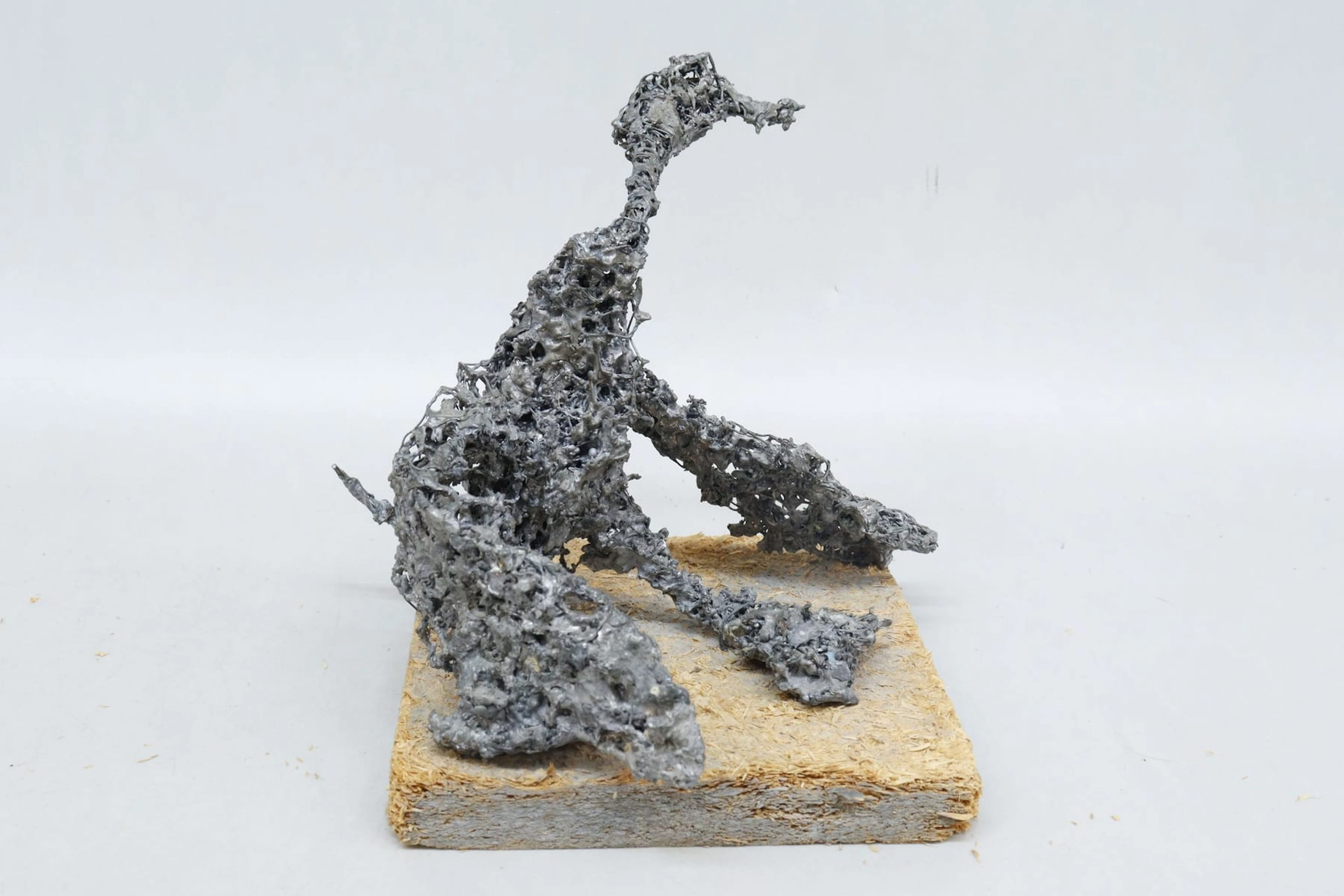 Skulptur, Olof Sahlin, 1961, fågel i metall på spånplatta