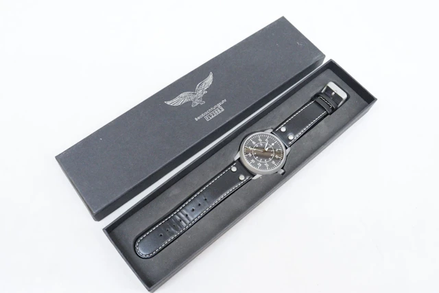 Armbandsur, reproduktion av Luftwaffes armbandsur från 1941, FL23883