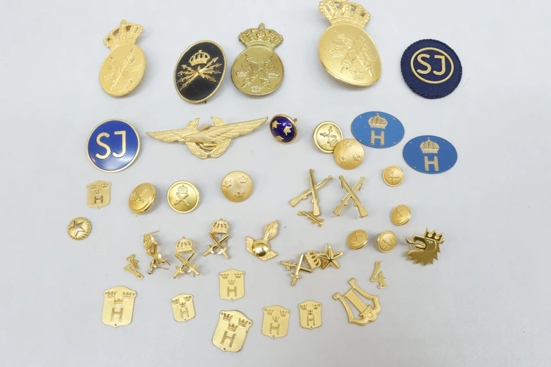 Uniformsmärken och knappar
