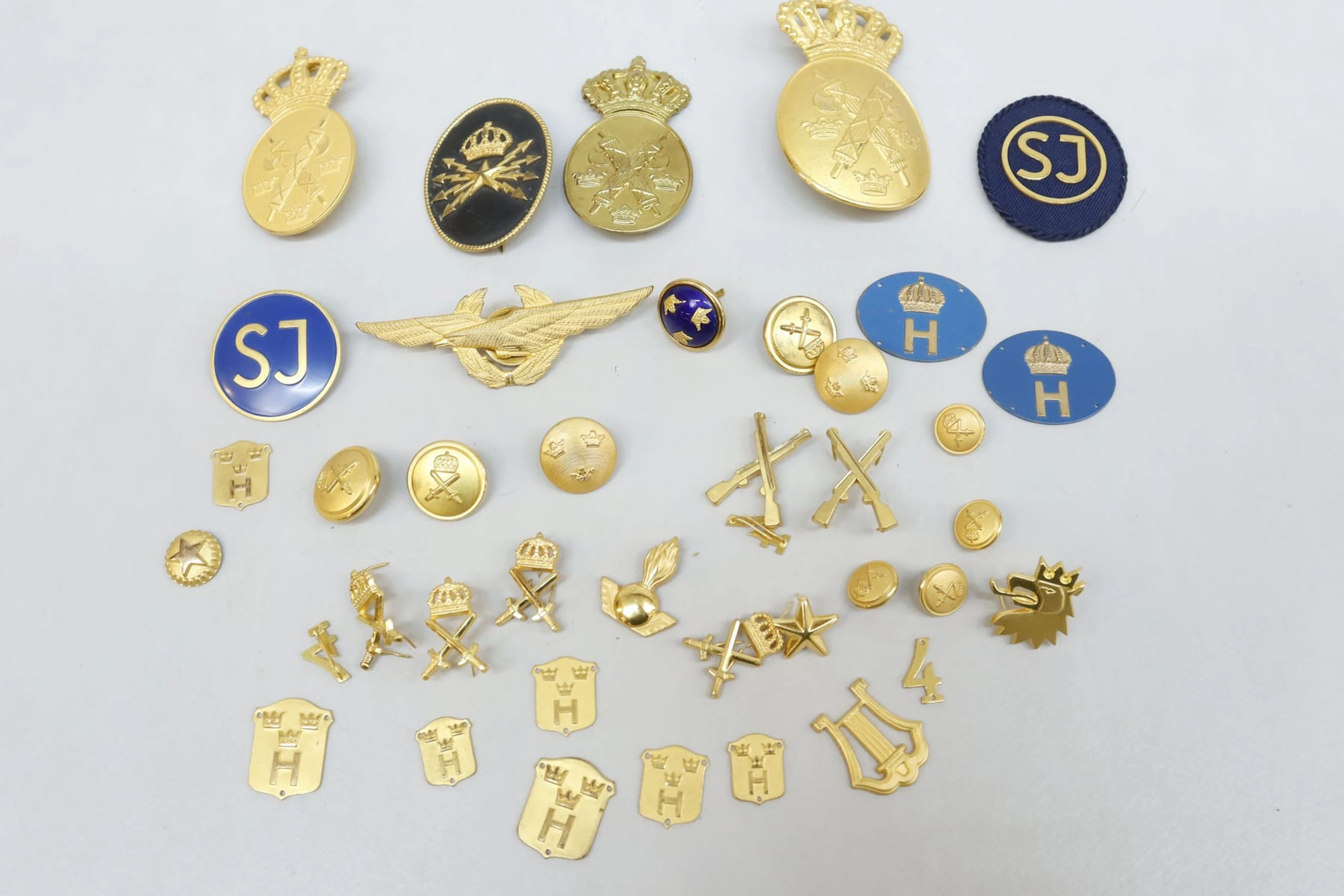 Uniformsmärken och knappar