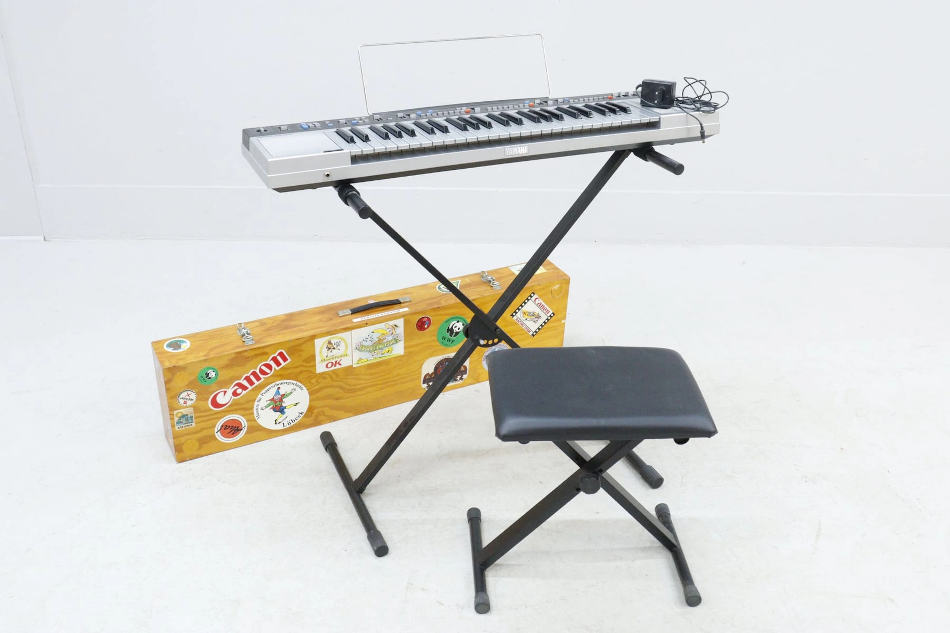 Keyboard, Yamaha PS55S, med pall och träväska