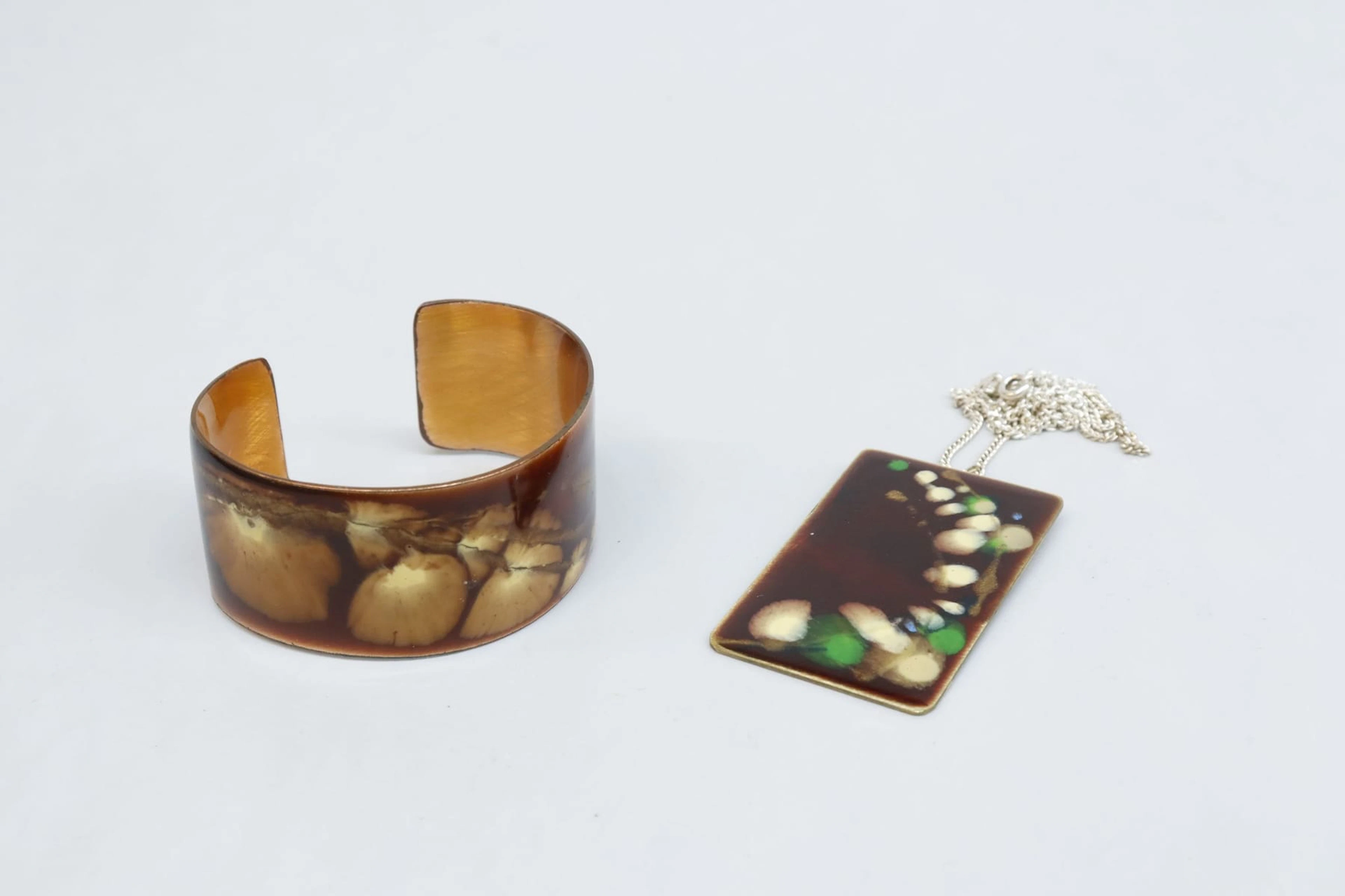 Armband och hänge, Wallina Wallin, emaljerad koppar