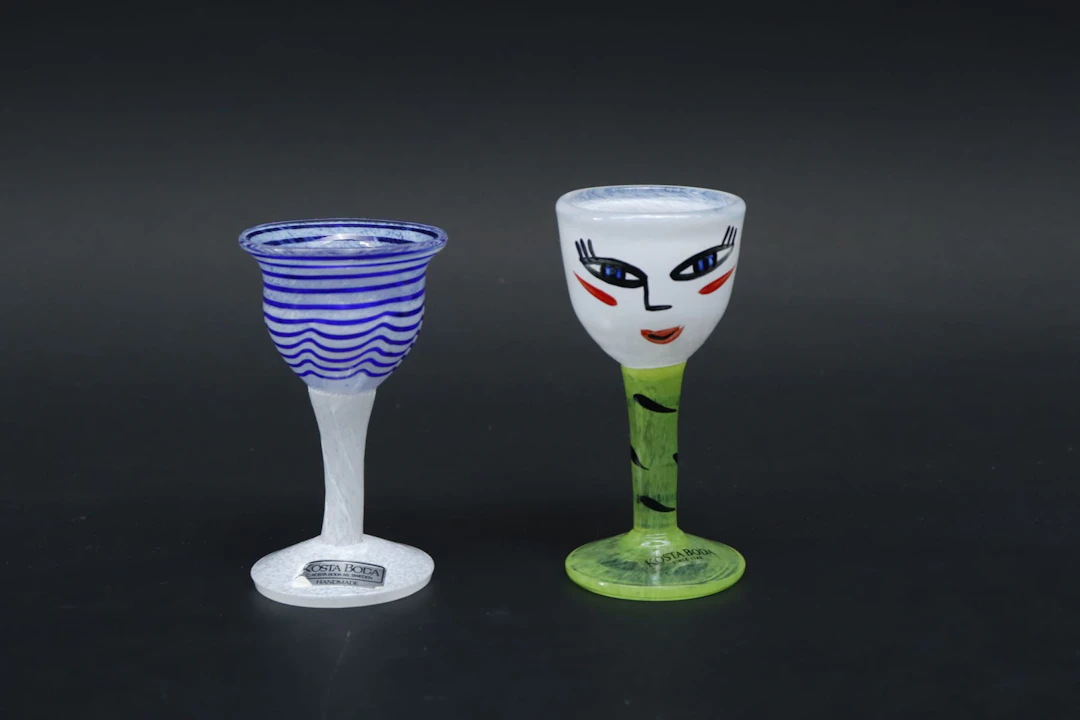 Snapsglas, 2st, Ulrica Hydman Vallien, Kosta Boda, signerade
