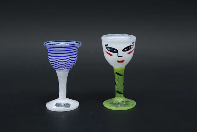 Snapsglas, 2st, Ulrica Hydman Vallien, Kosta Boda, signerade