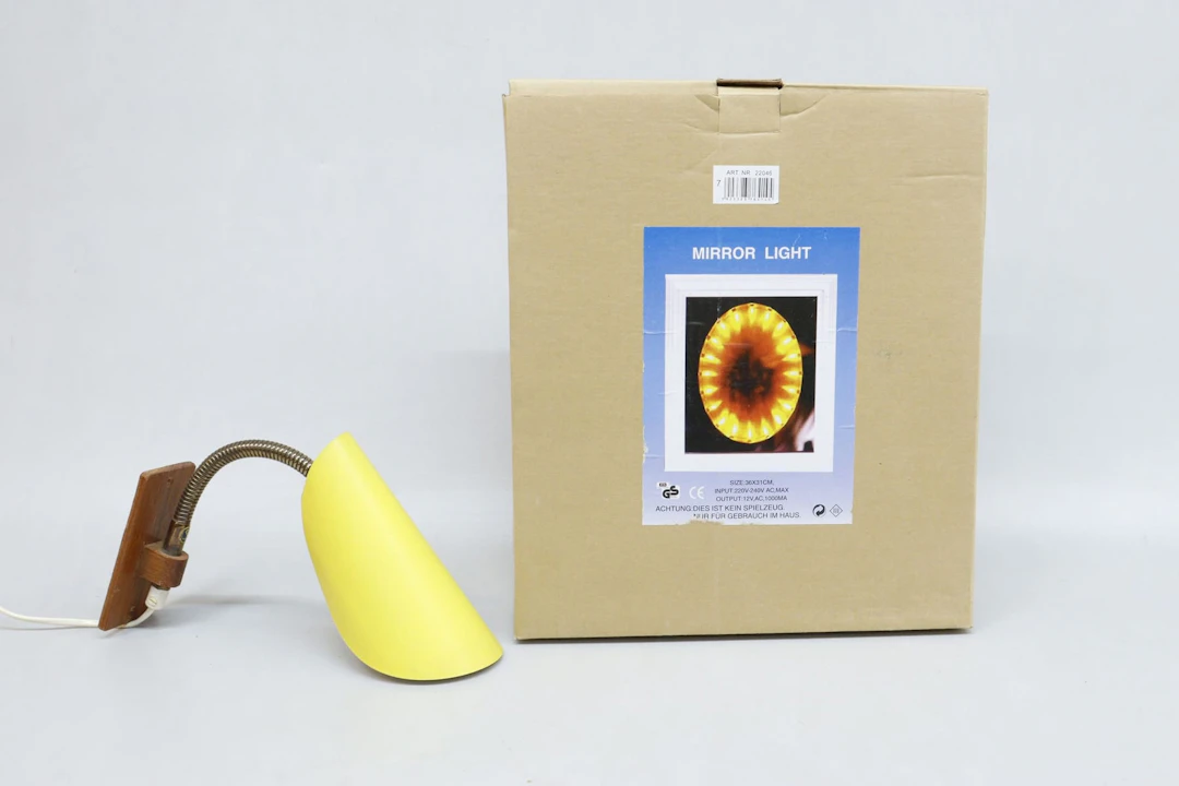 Vägglampa, teak och plåt, samt spegel med belysning, plast