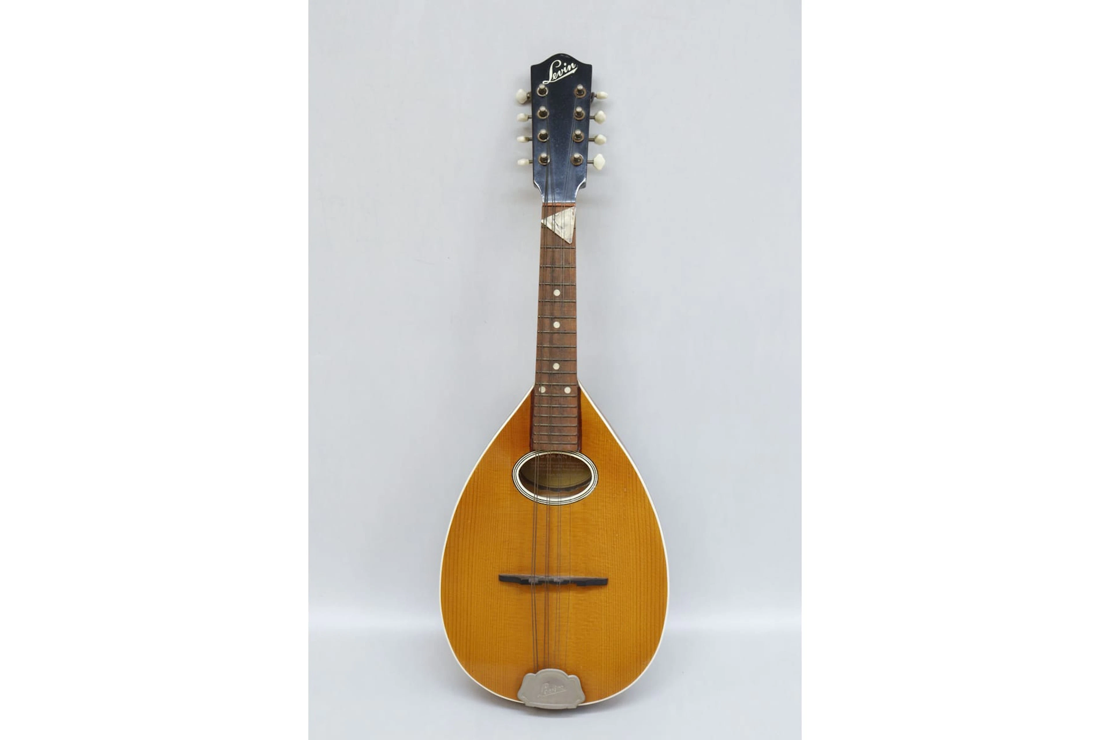 Mandolin, Levin