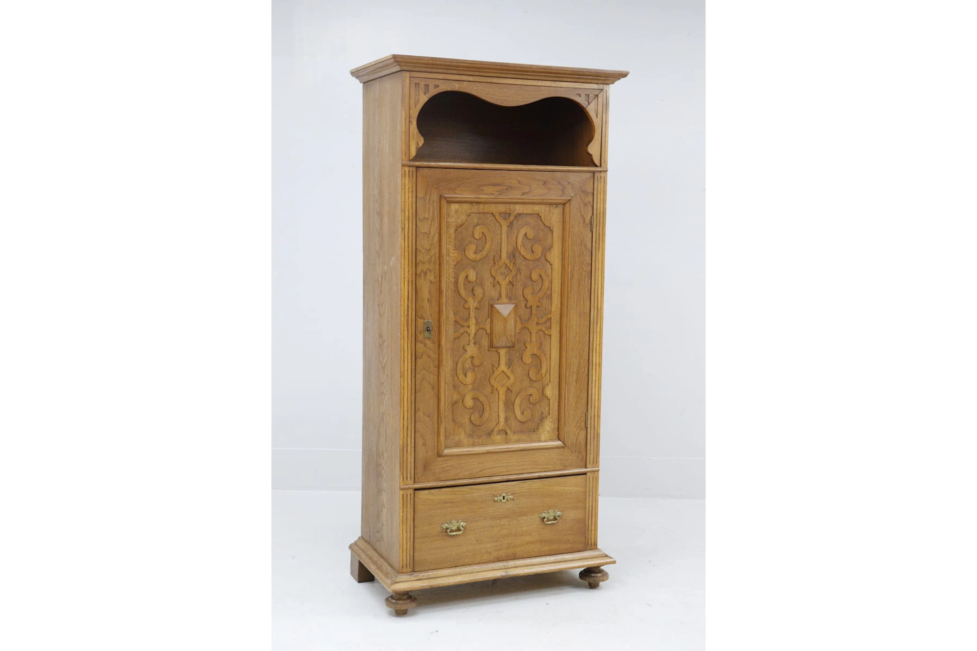 Linneskåp, ek