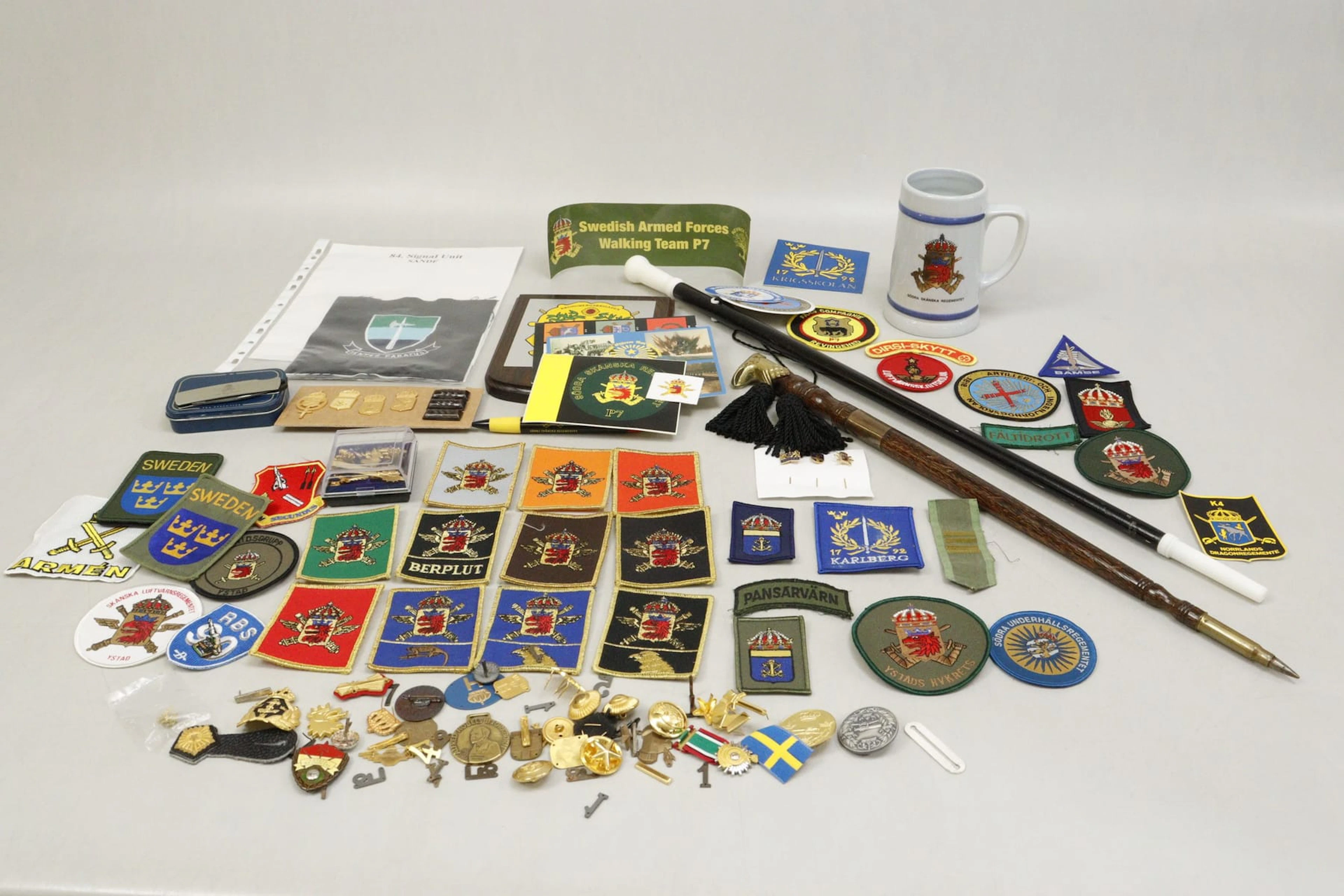 Militär memorabilia, märken, knappar, medaljer mm