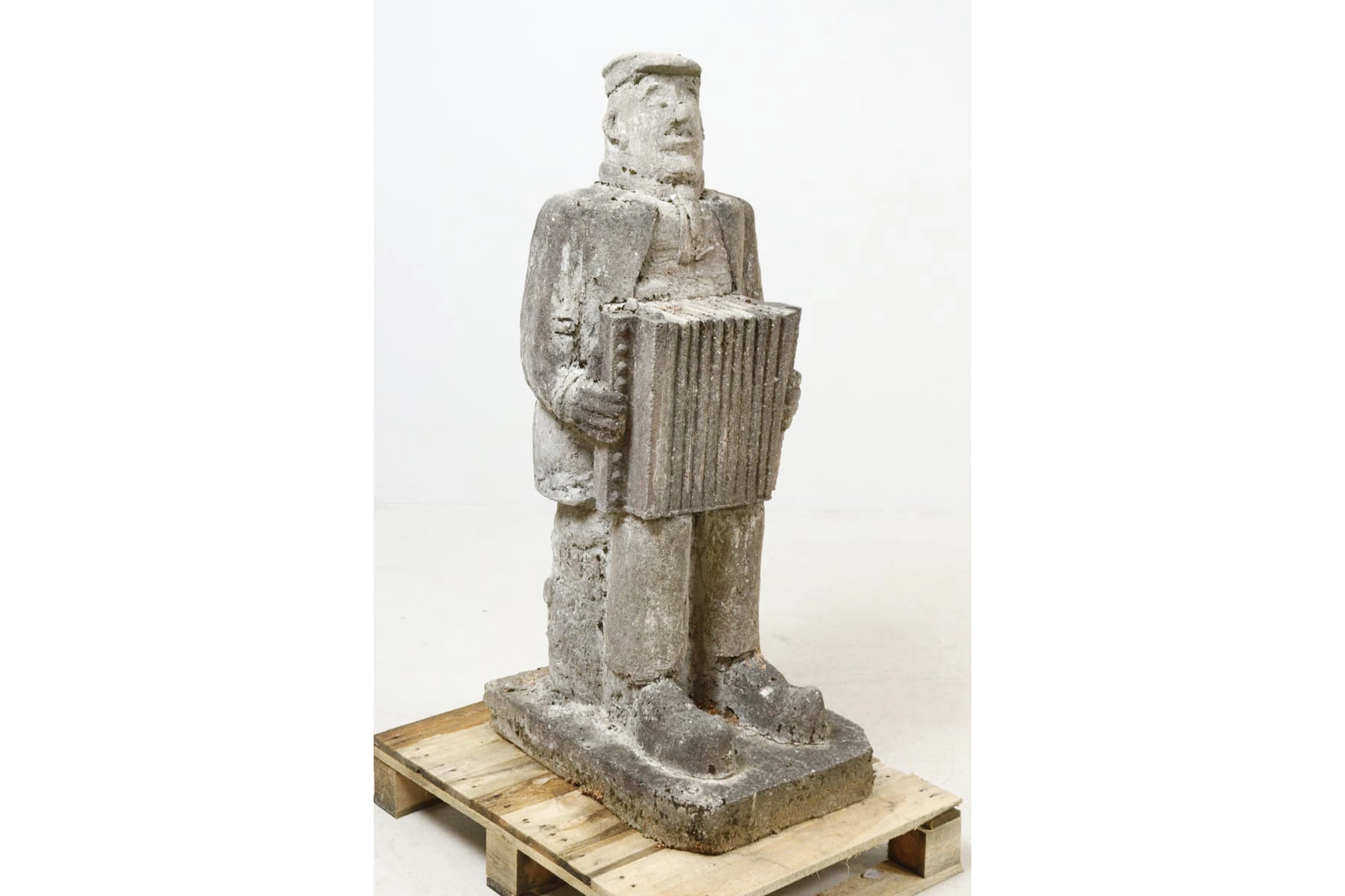 Stor skulptur, betong, dragspelande gubbe
