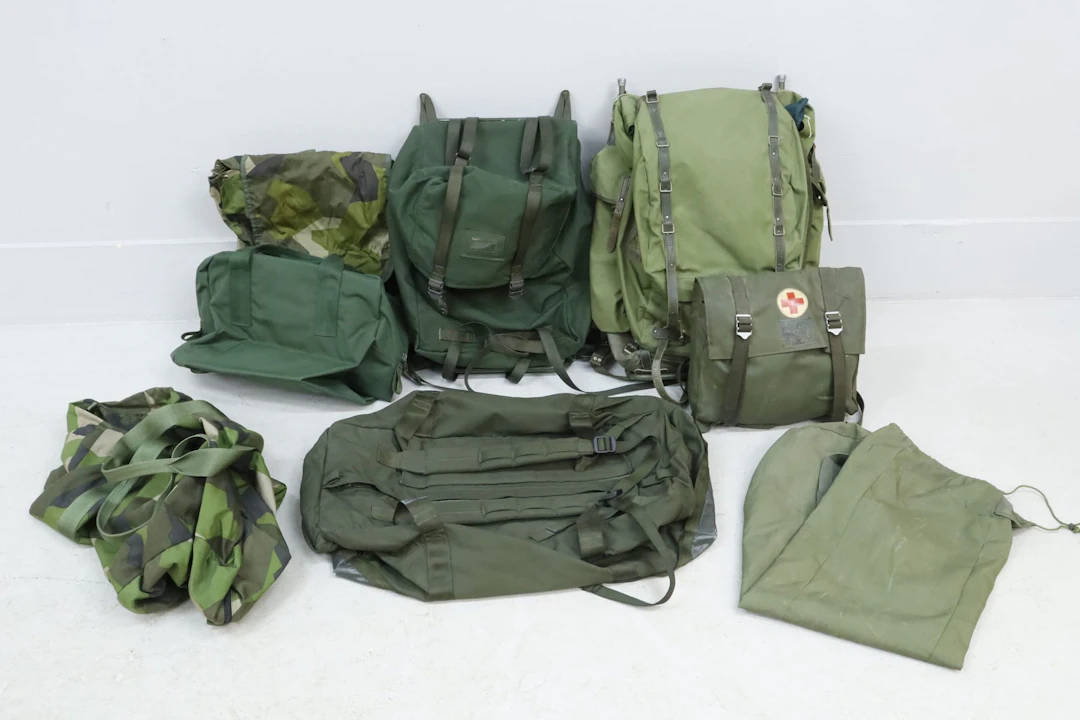 Militärväskor, 8st, bla bärväska och 1a-hjälpen-väska med innehåll