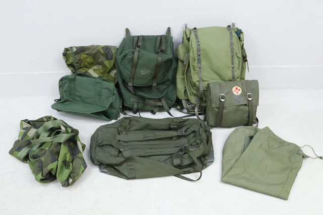 Militärväskor, 8st, bla bärväska och 1a-hjälpen-väska med innehåll