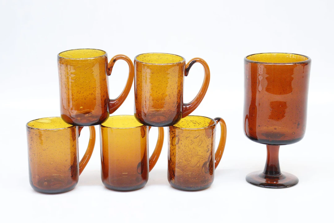 Sejdlar, 5st, samt pokal, Erik Höglund, signerat, brunt glas