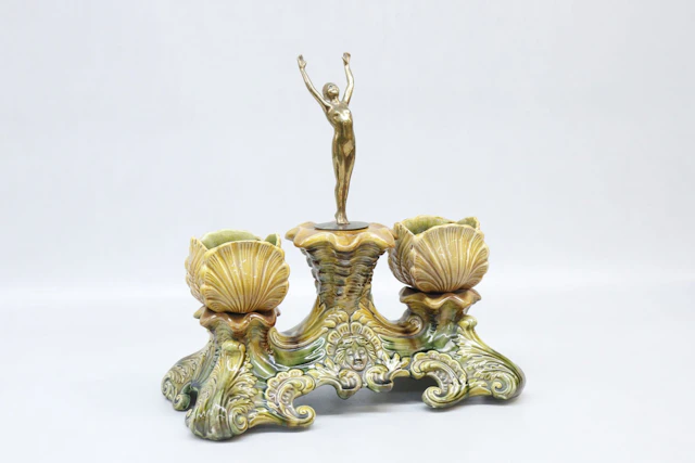 Bordspiedestal, majolika, med två krukor, skulptur i brons, 1800/1900-tal
