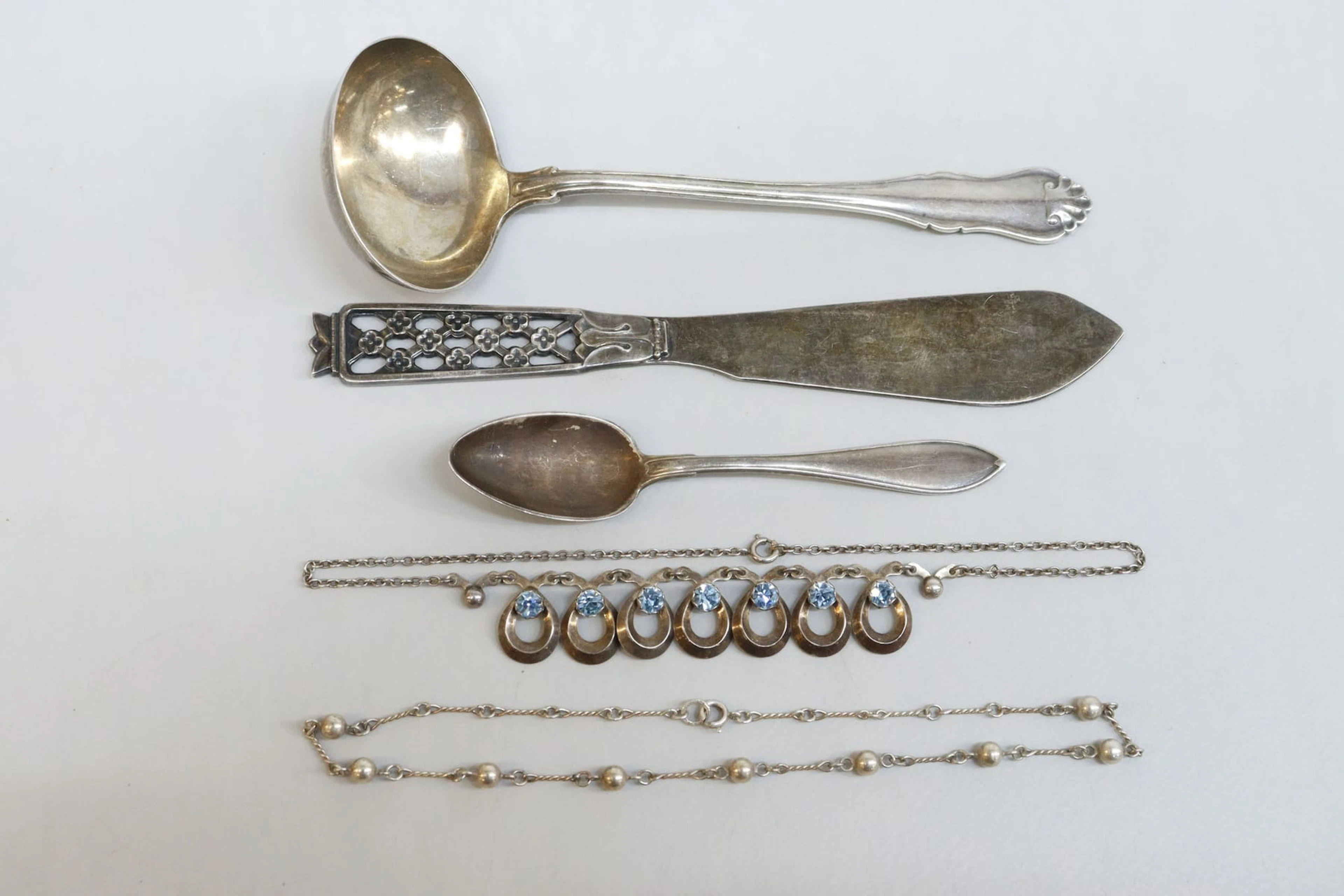 Silverbestick och halsband, total vikt 174 gram