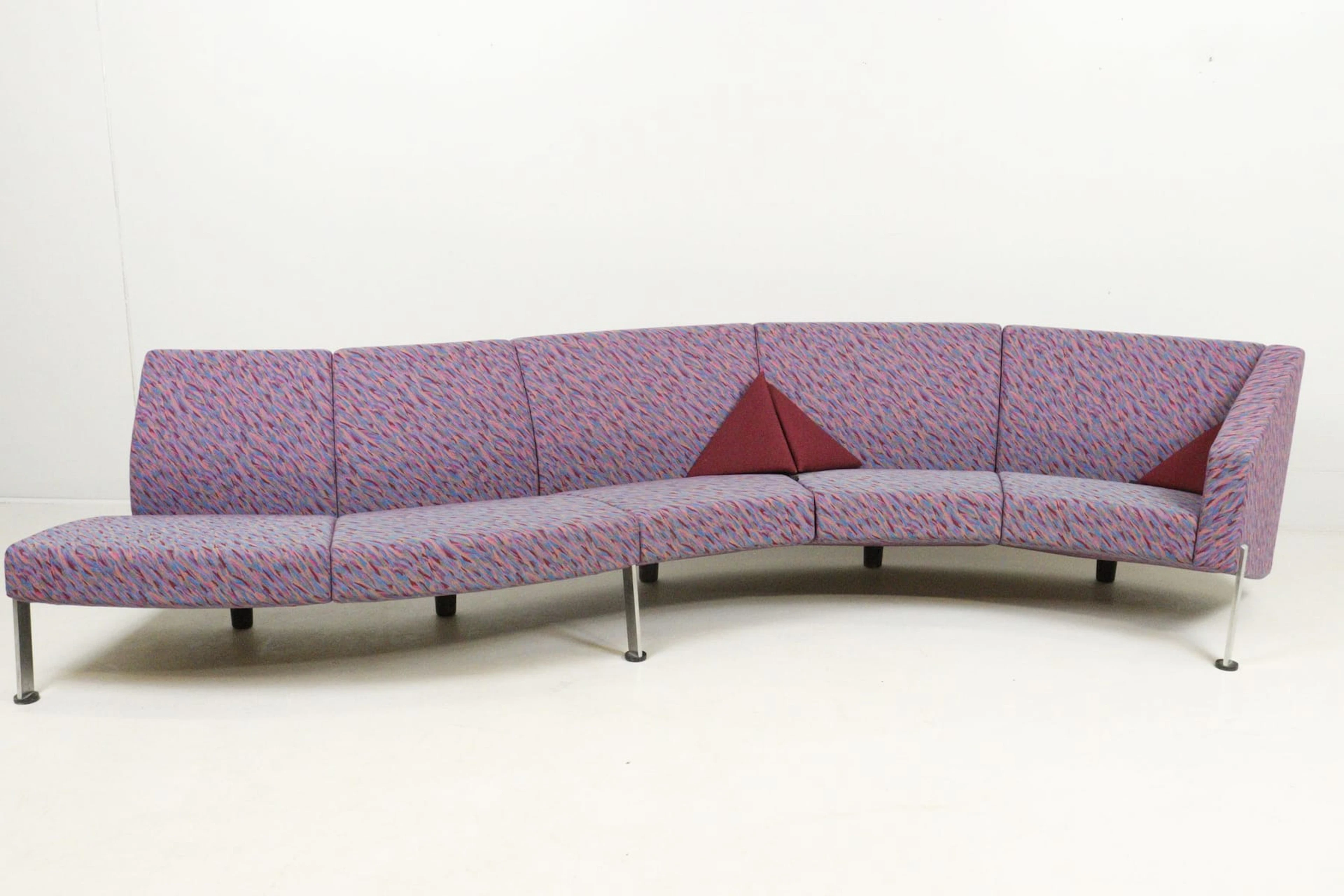 Svängd soffa, Niels Gammelgaard och Lars Mathiesen. Pelikan Design. Decision