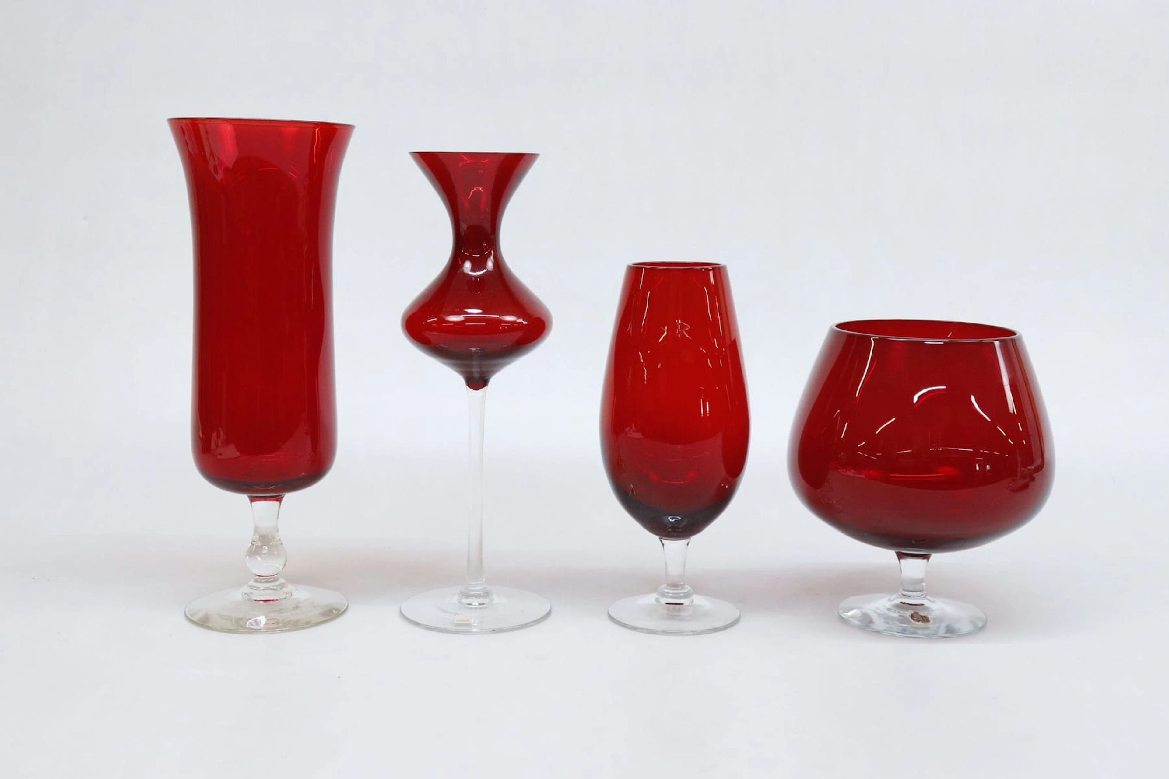 Pokaler, 4st, rött glas, bla Smålands Konstglas