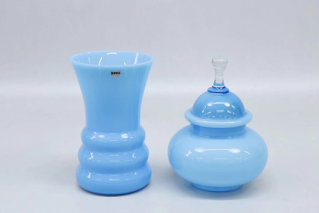 Vas, Erik Höglund, Boda, samt lockskål, blått glas